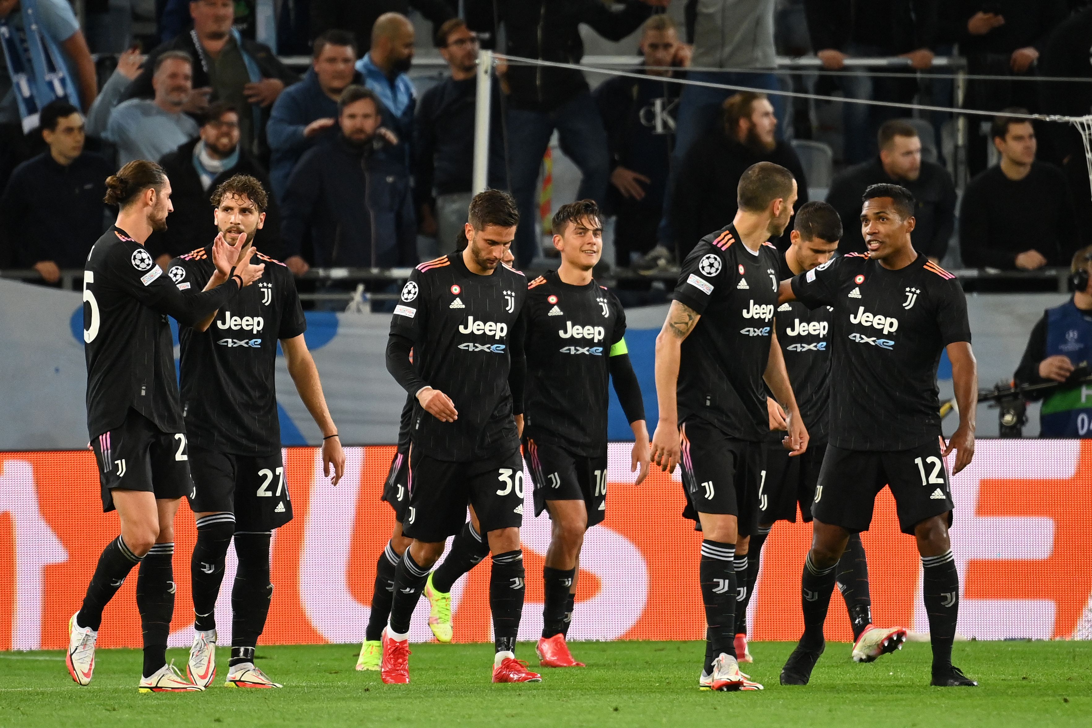 Pemain Juventus dalam pertandingan melawan Malmo FF di Liga UEFA.