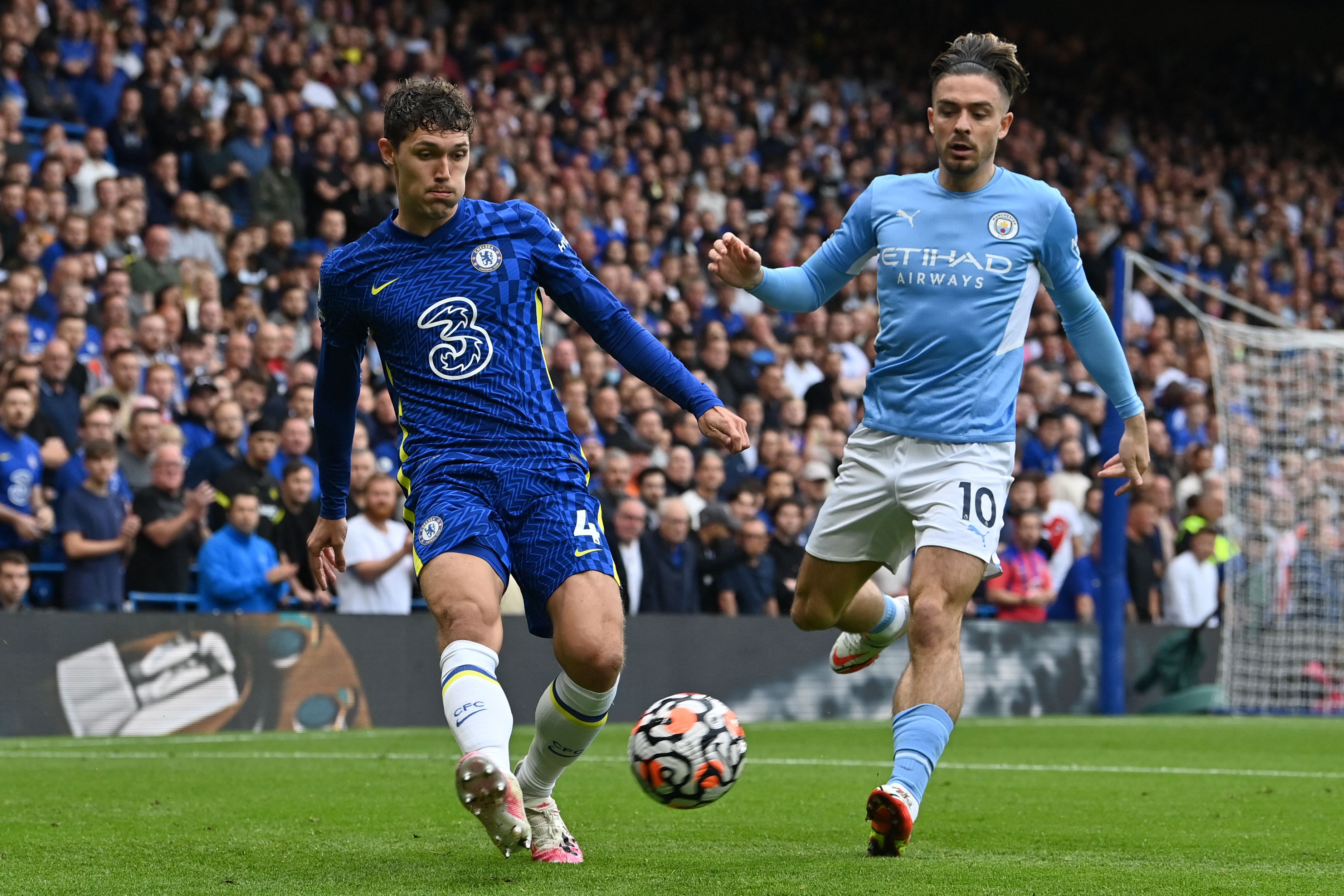 Bek Chelsea, Andreas Christensen (kiri), menggiring bola dengan dibayangi gelandang Manchester City Jack Grealish.
