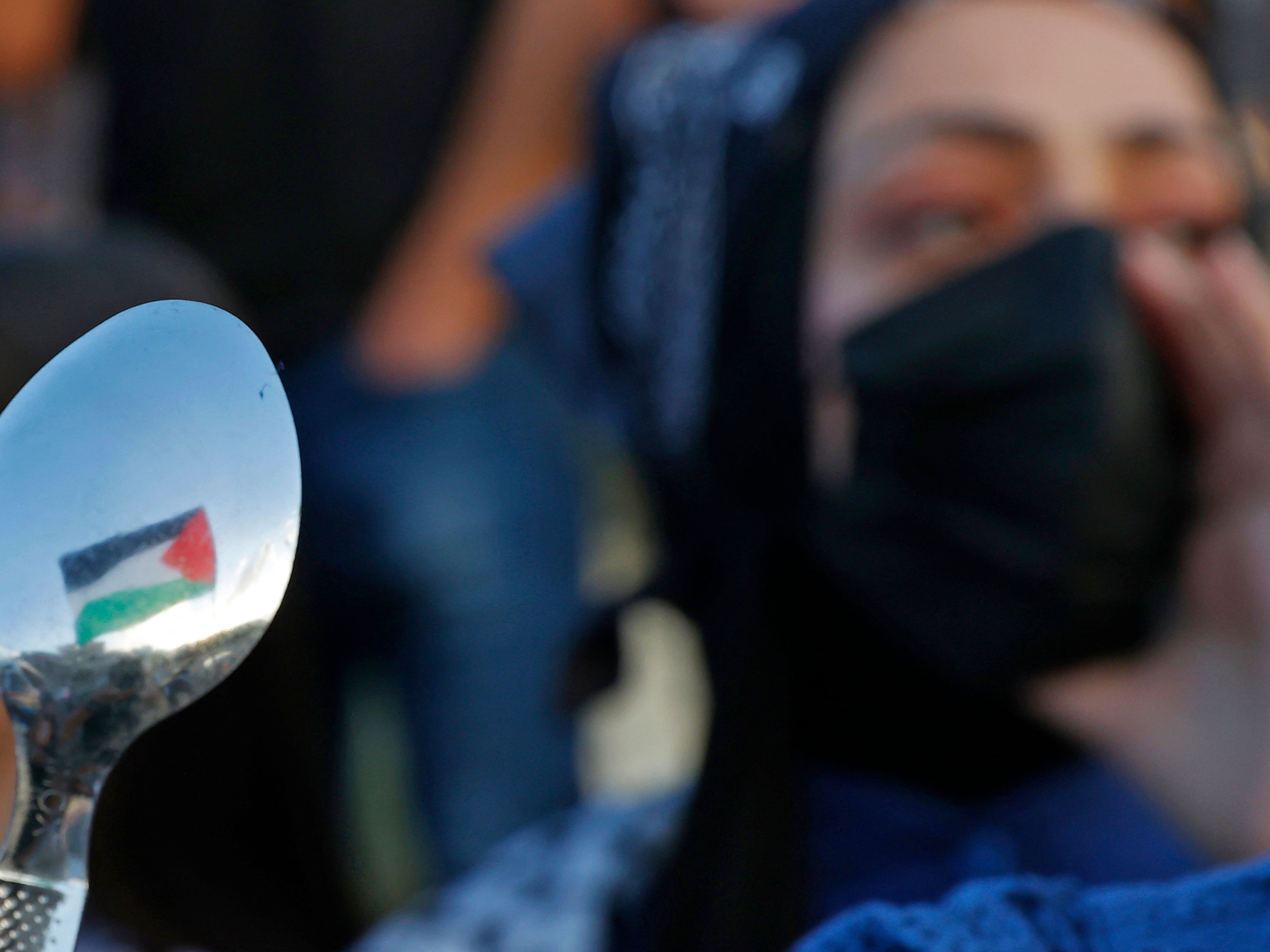 Pengunjuk rasa Arab Israel mengangkat sendok sebagai simbol alat yang digunakan enam warga Palestina yang kabur dari penjara Israel.