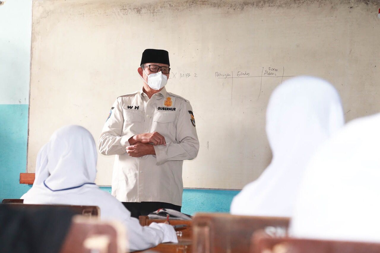 Gubernur Banten Wahidin Halim mengunjumgi sekeloh yang melaksanakan PPKM di Serang, Banten, Senin (5/9). 