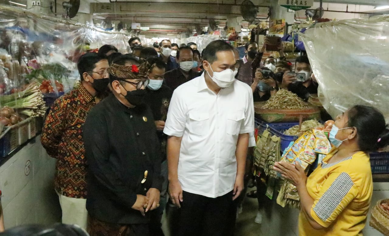 Menteri Perdagangan Muhammad Lutfi didampingi Wagub Bali  Tjokorda Oka Artha Ardhana Sukawati mengunjungi Pasar Badung Denpasar.