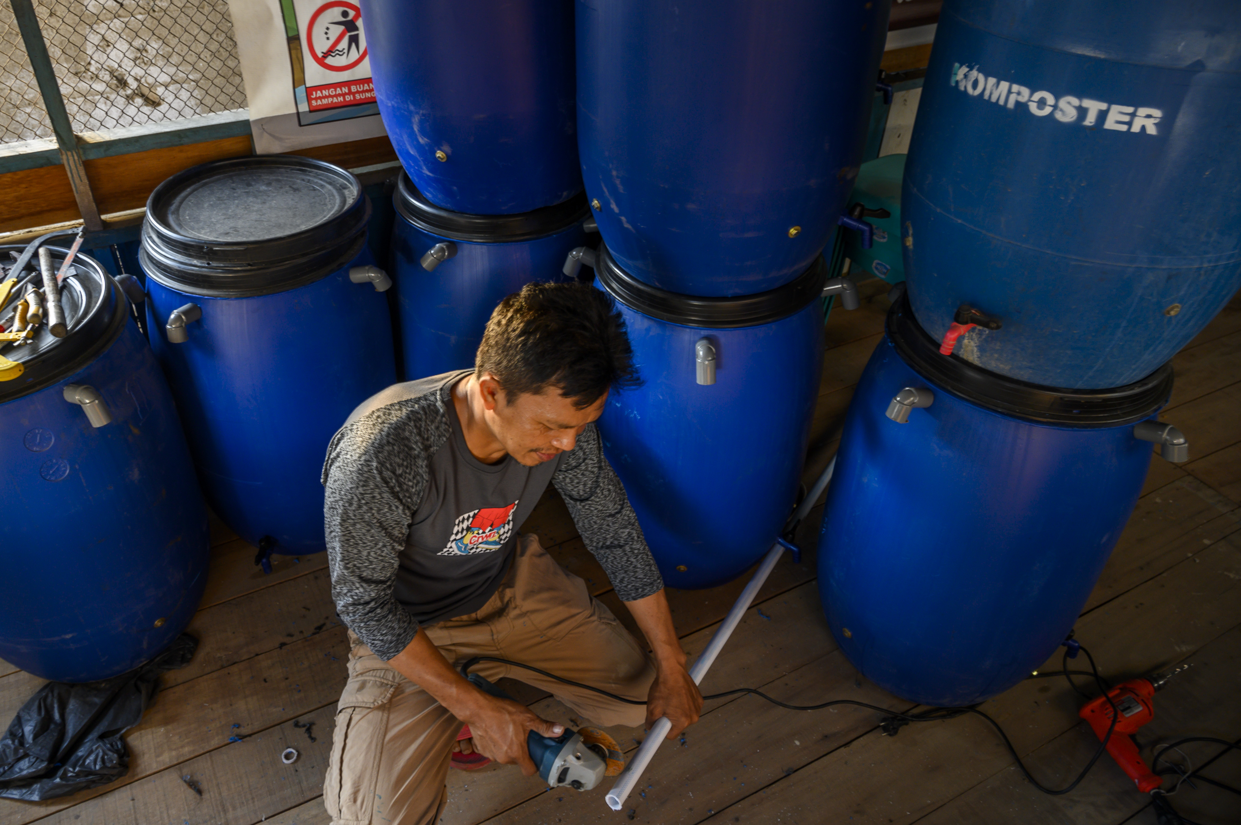 Seorang anggota KSM menyelesaikan pembuatan komposter dari bahan tabung plastik di Kelurahan Ujuna, Palu, Sulawesi Tengah.