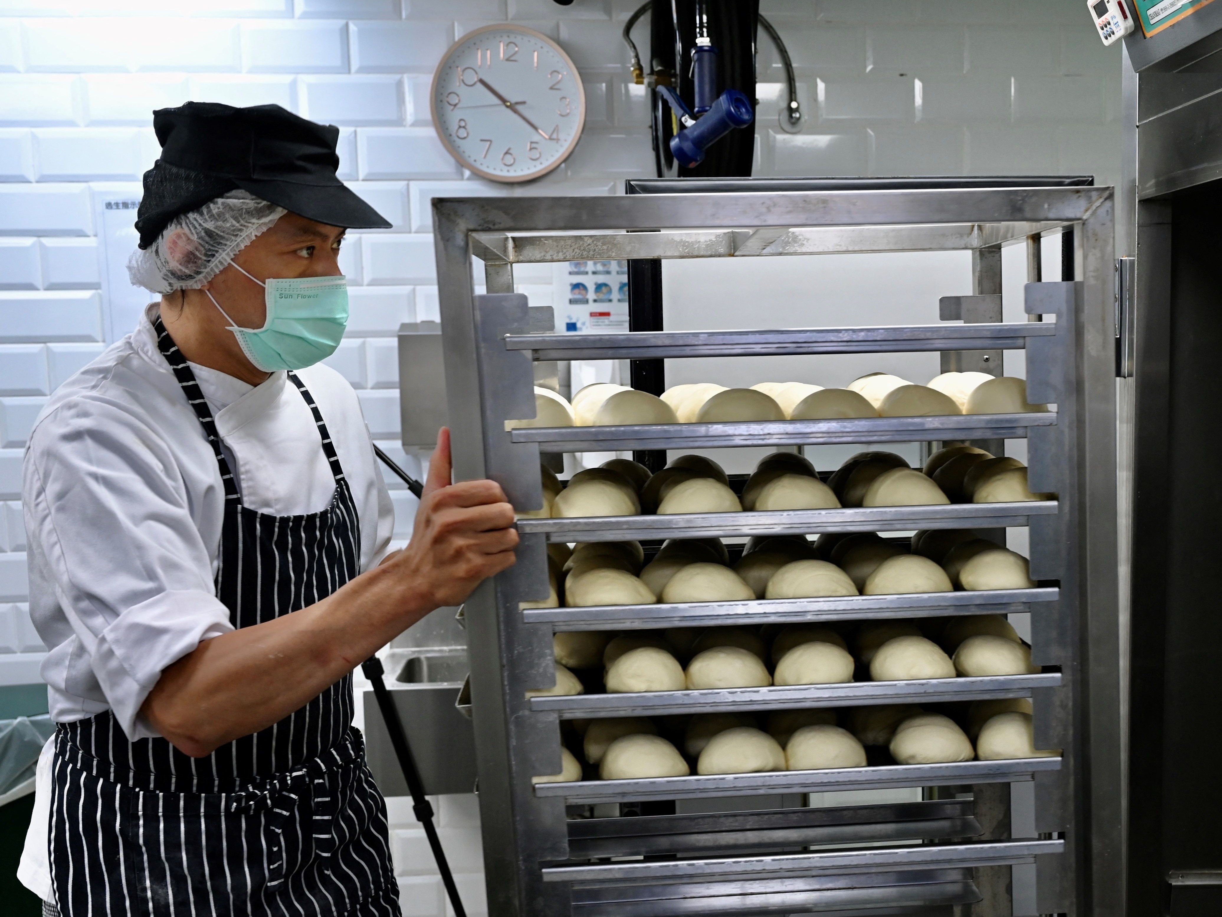 Salah satu karyawan perusahaan Taiwan Just Kitchen.