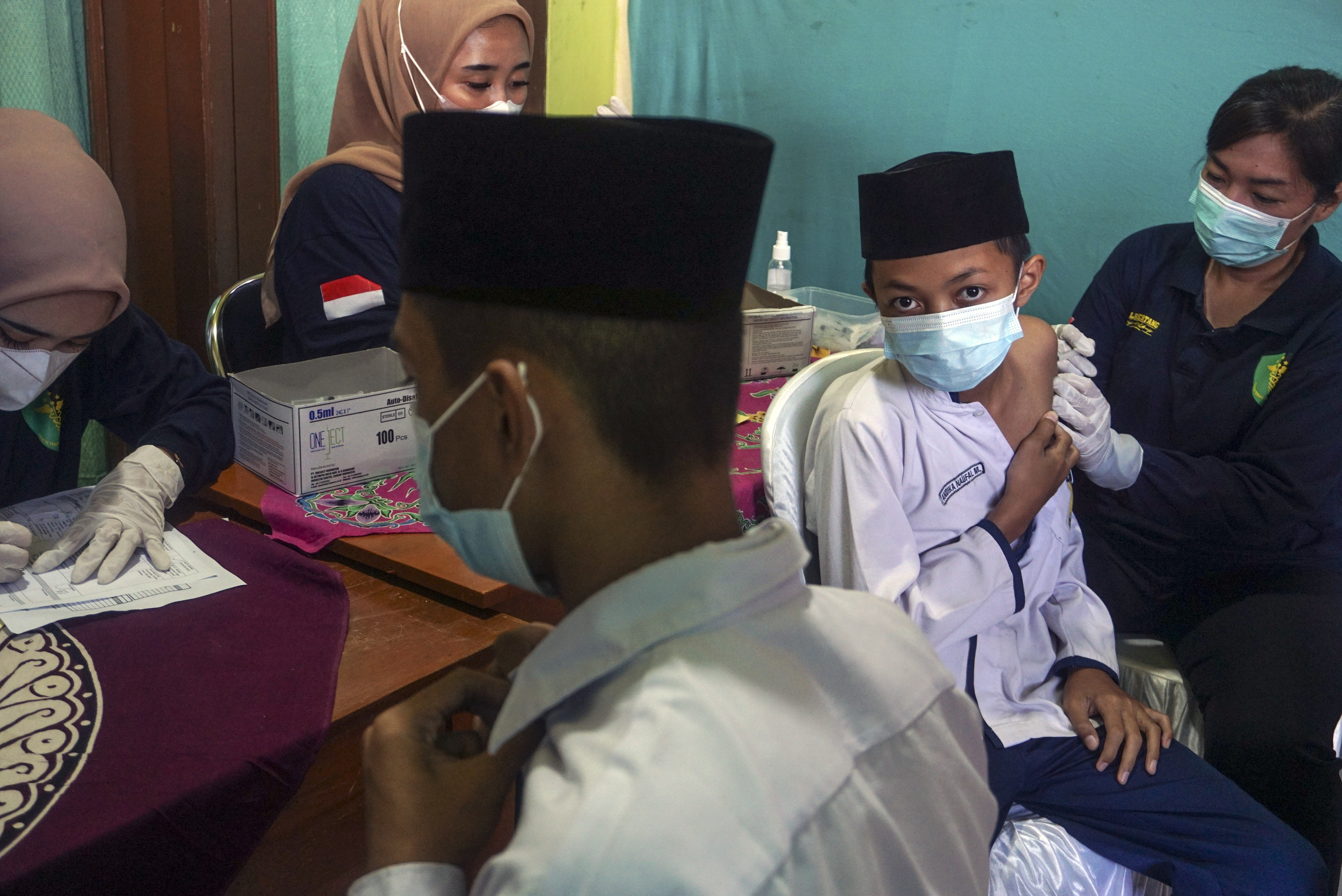 Vaksinasi Covid-19 pada santri di Jawa Tengah