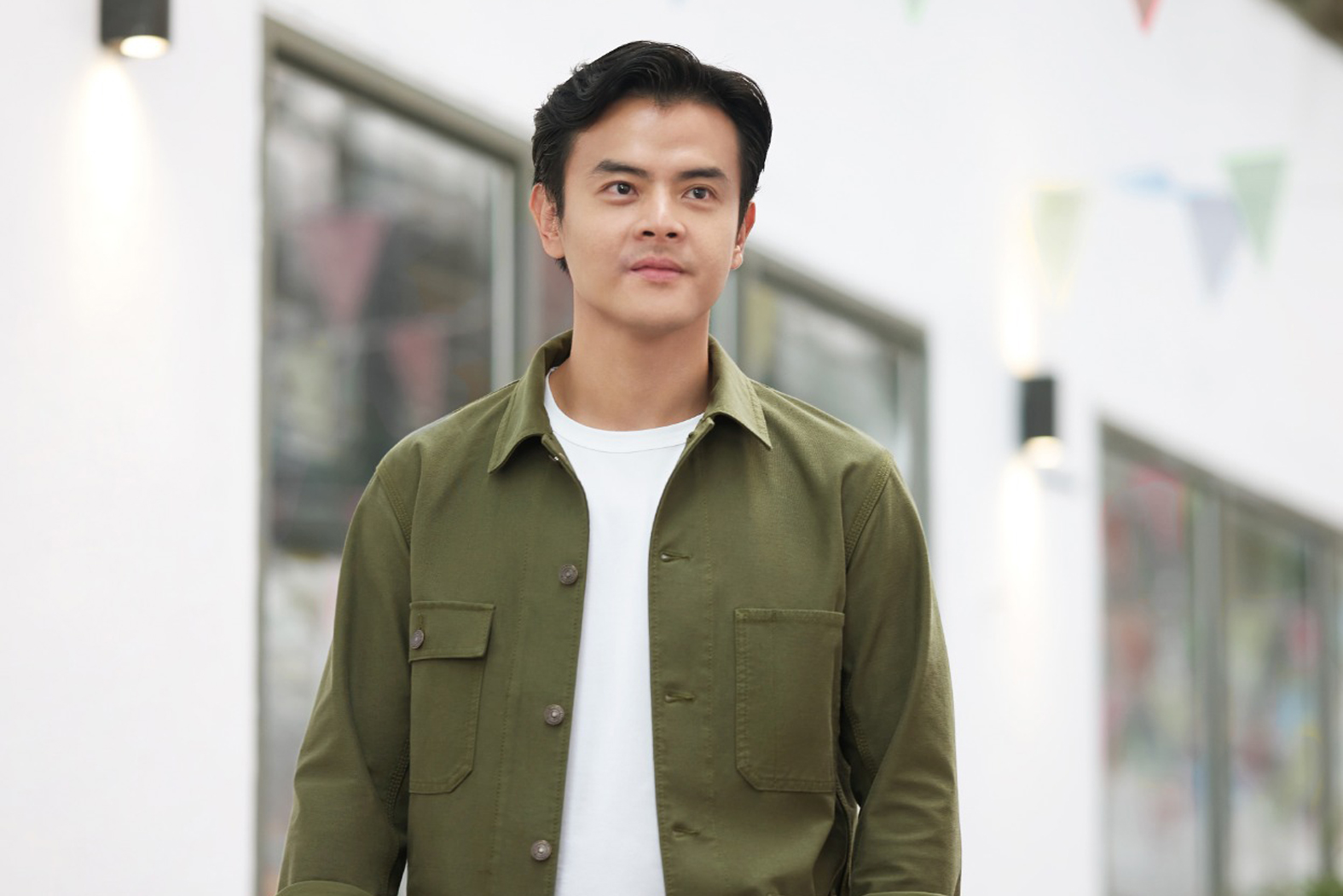 Pilihan busana yang tepat untuk dipakai saat cuaca panas.