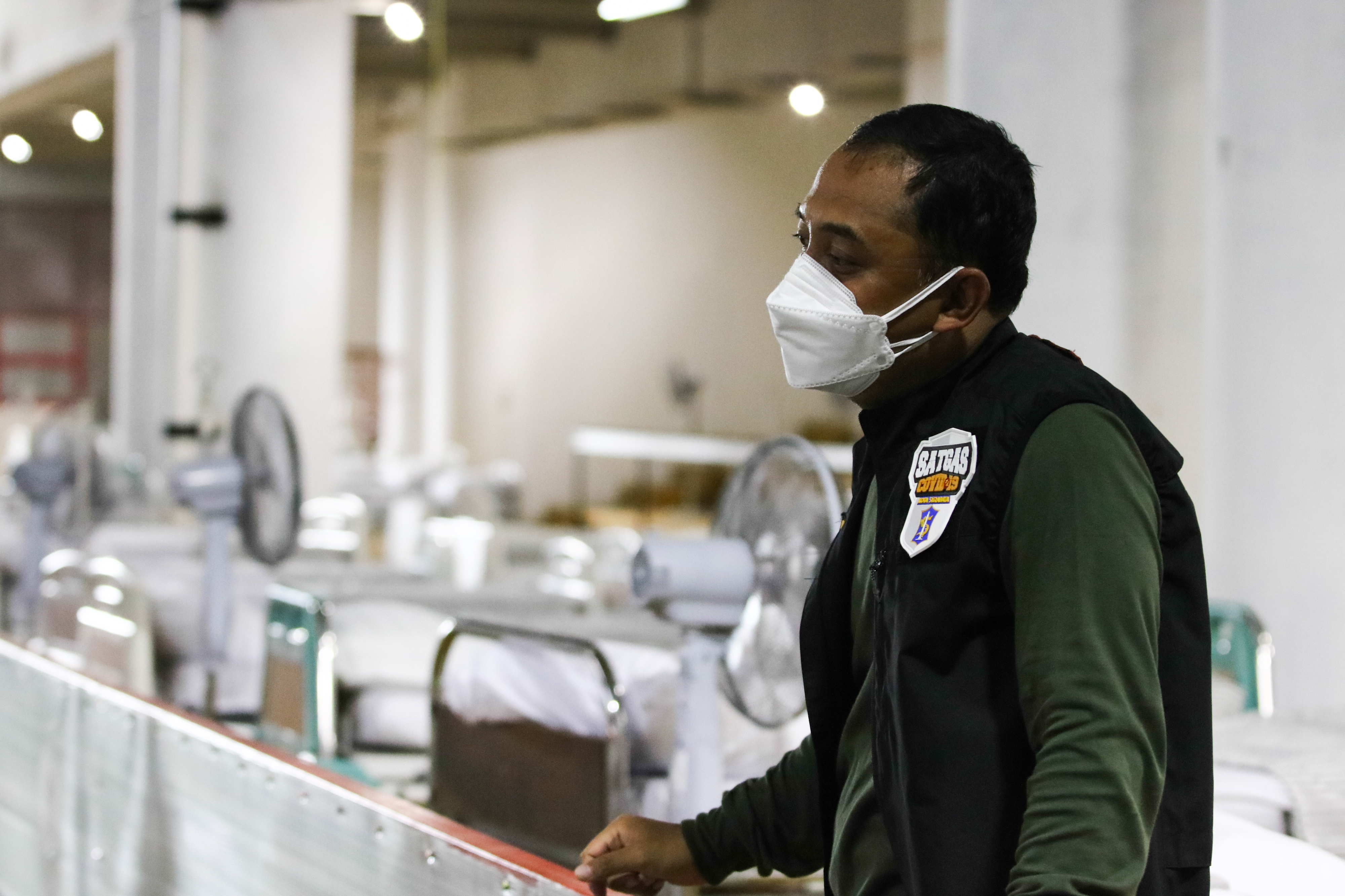 Wali Kota Surabaya Eri Cahyadi meninjau pembangunan Rumah Sakit Lapangan Tembak di Kedung Cowek, Surabaya,  Sabtu (10/7/2021)