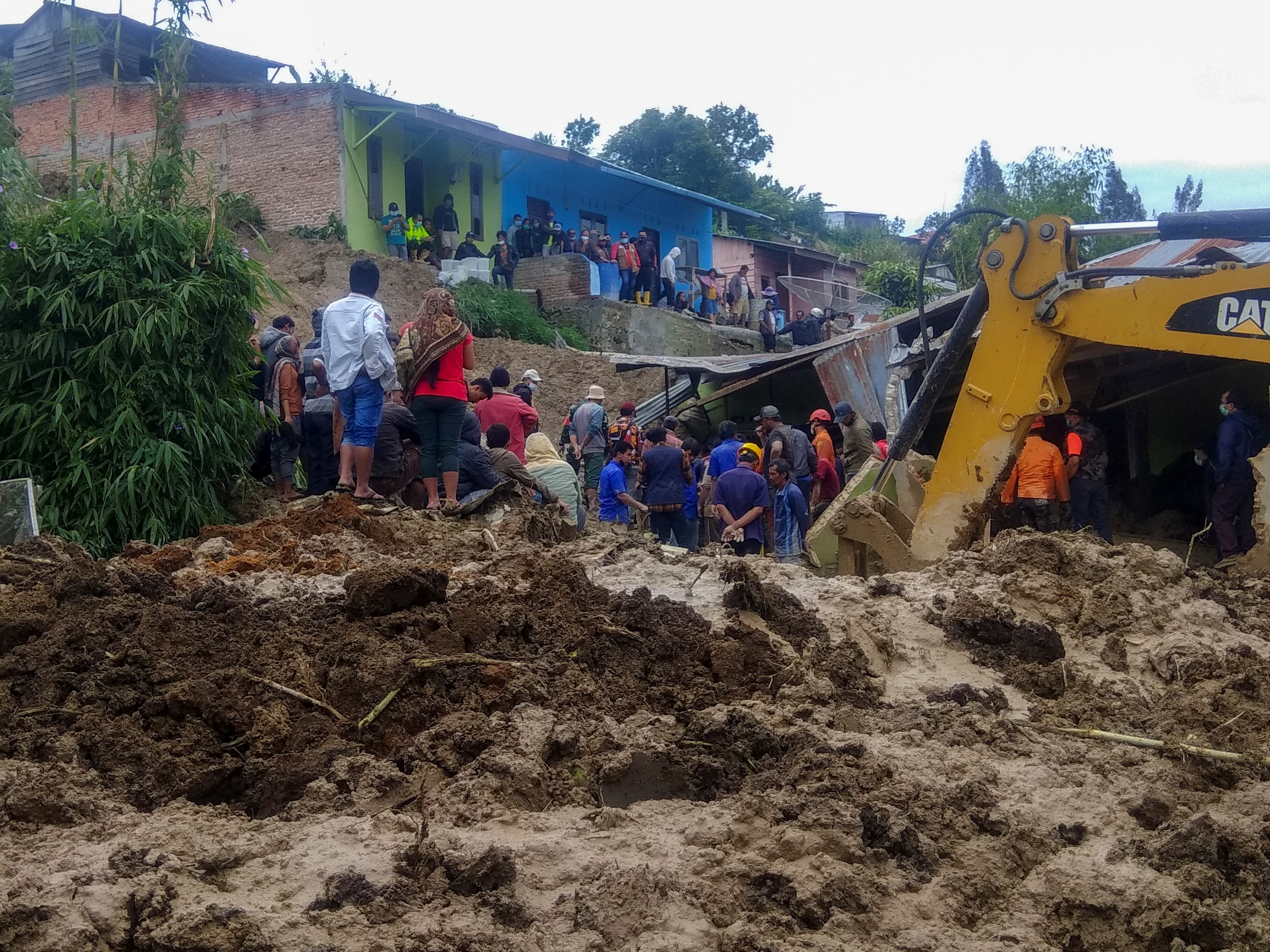 Tim SAR gabungan dibantu warga mencari korban bencana tanah longsor di Gang Lau Bawang Kecamatan Kabanjahe, Karo, Sumut, Jumat (27/8).