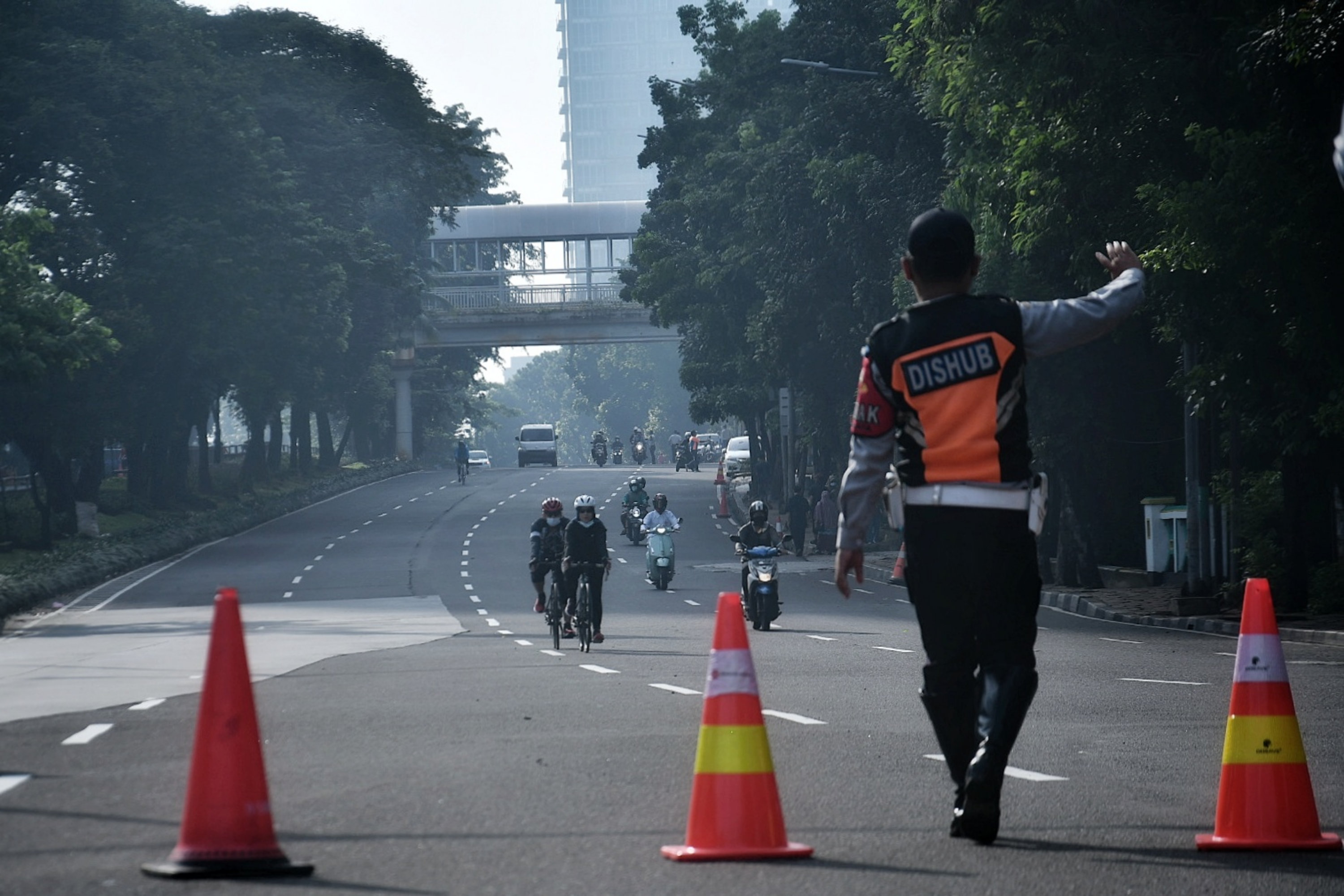 Ilustrasi petugas Dishub DKI saat berpatroli di kawasan JLNT Kampung Melayu-Tanah Abang.