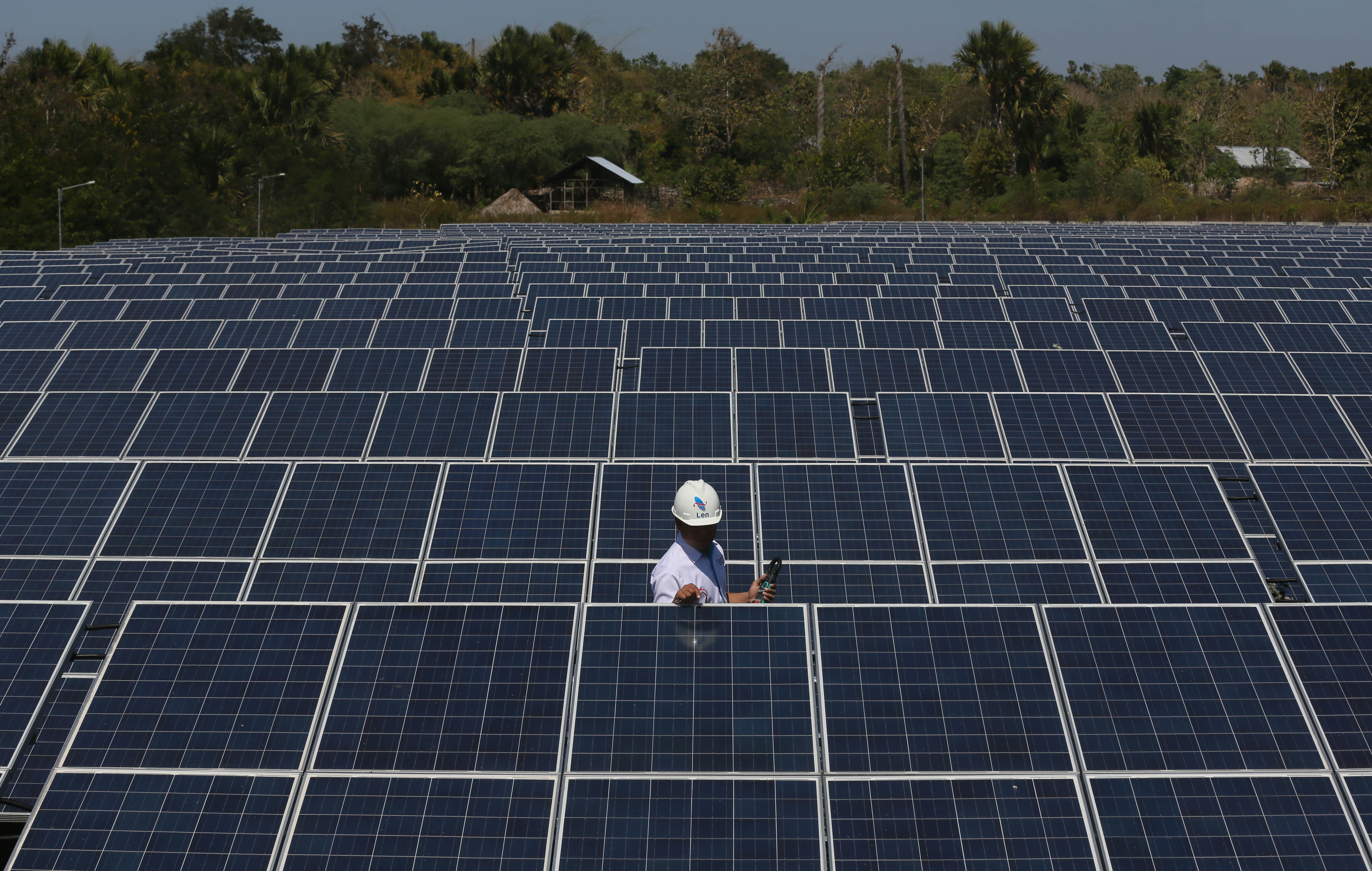Pembangkit Listrik Tenaga Surya (PLTS) Kupang, Dusun Bajaenaka, Desa Oelpuah, Kupang Tengah, Kupang, Nusa Tenggara Timur.
