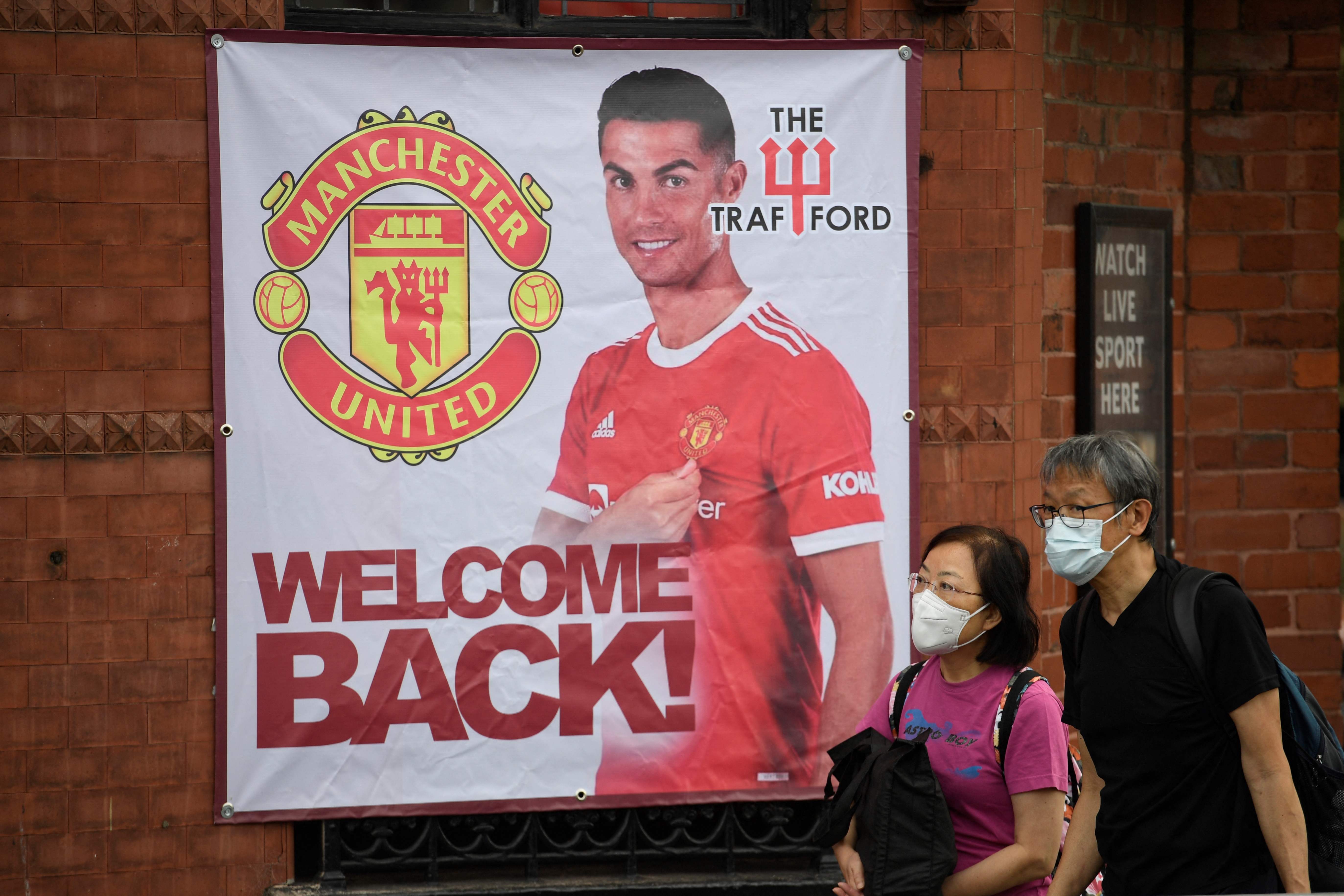 Poster Ronaldo di Stadion Old Trafford.