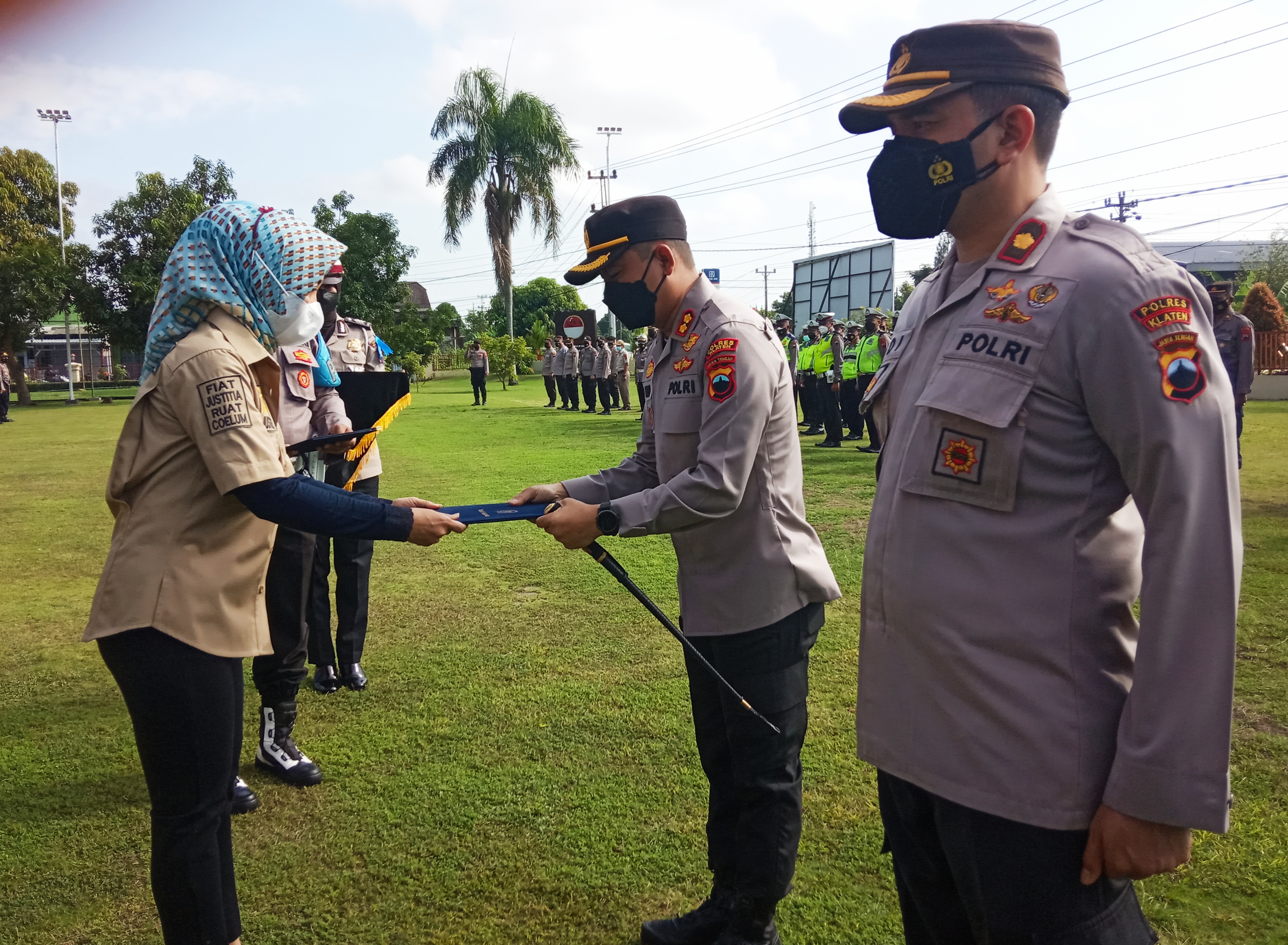 Eva Yuliana, anggota Komisi III DPR RI menyerahkan penghargaan kepada Kapolres dan Wakapolres Klaten