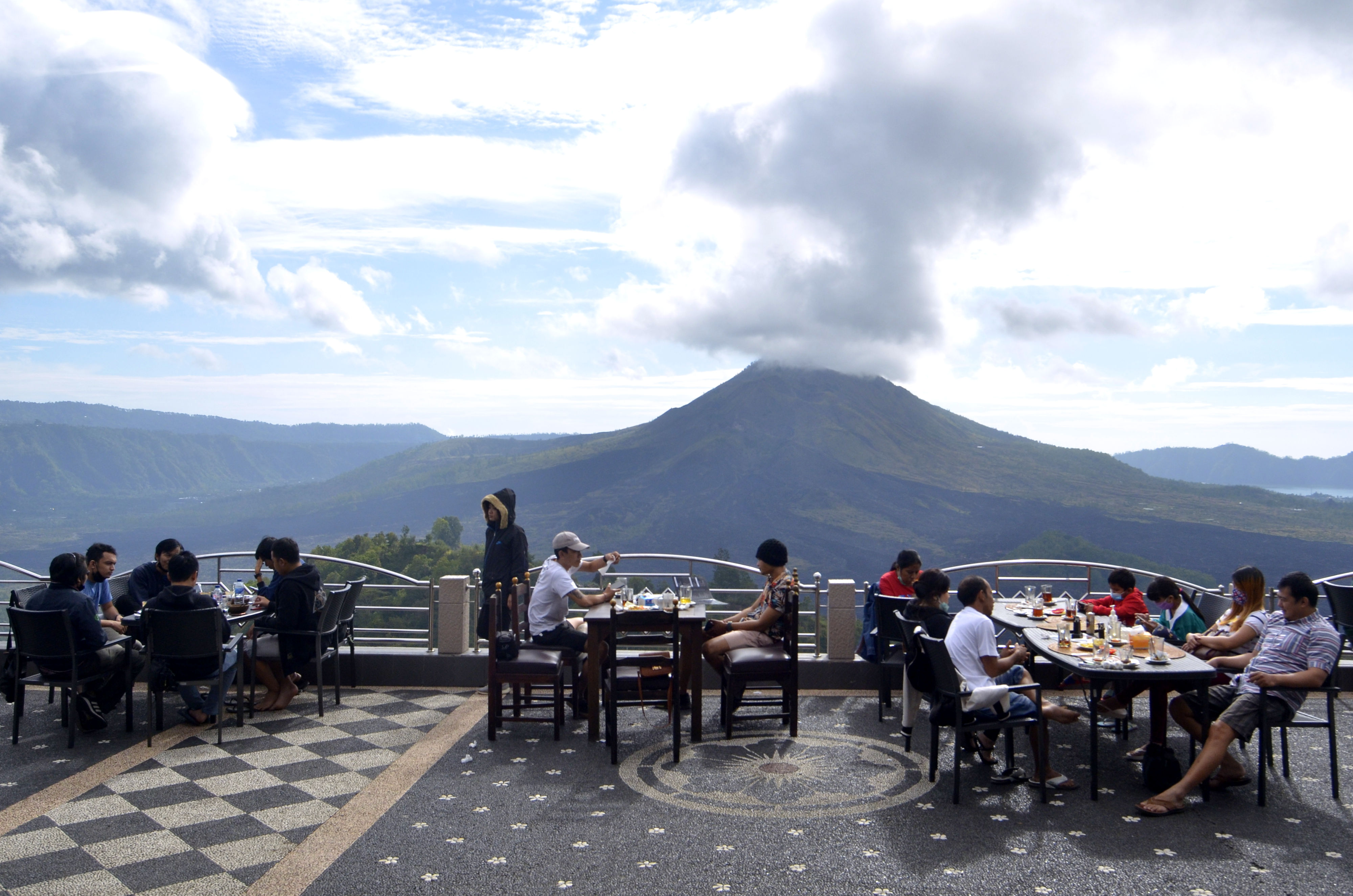 Wisatawan menikmati pemandangan alam Gunung Batur dari sebuah restoran di kawasan Kintamani