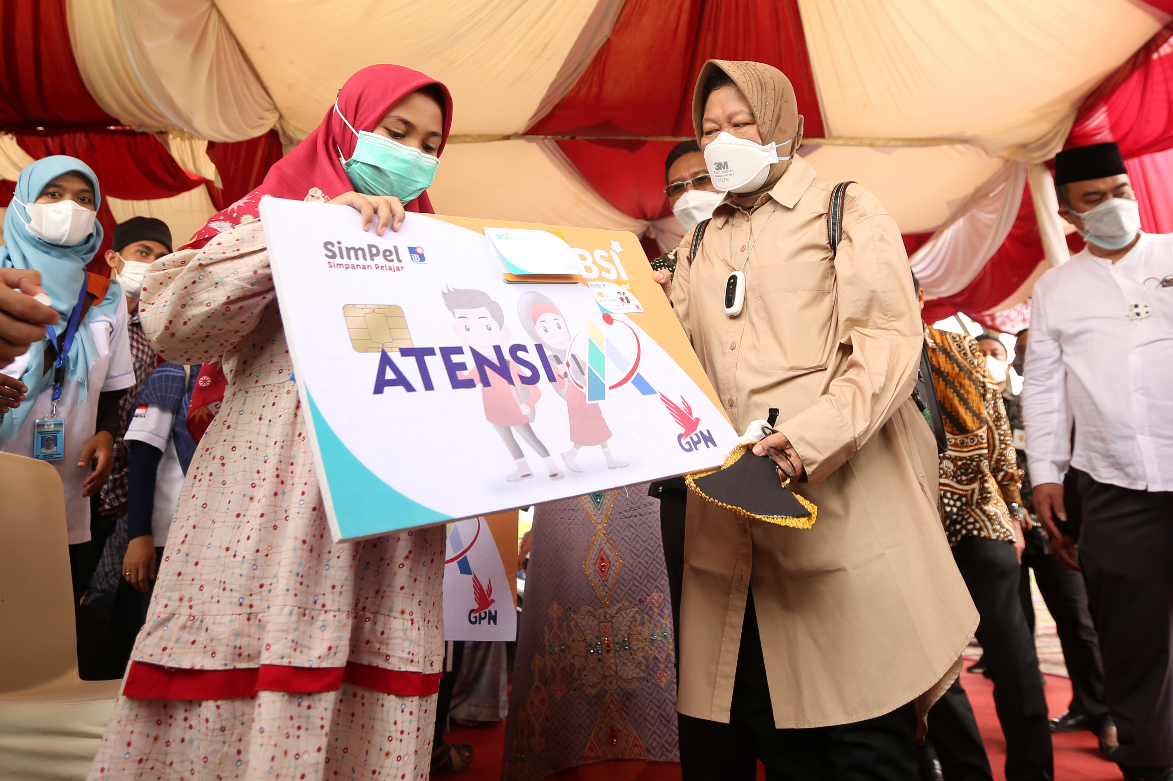 Menteri Sosial Tri Rismaharini (dua kanan) menyerahkan bantuan Atenis kepada anak yatim di Desa Tingkem,  Aceh Besar, Aceh, Kamis (2/9/2021)