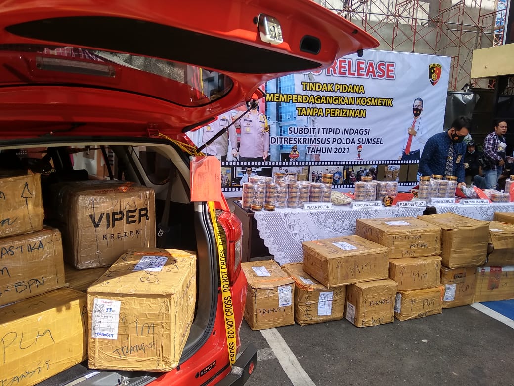 Polda Sumsel mengungkap kasus perdagangan kosmetik ilegal tanpa izin edar BPOM. 