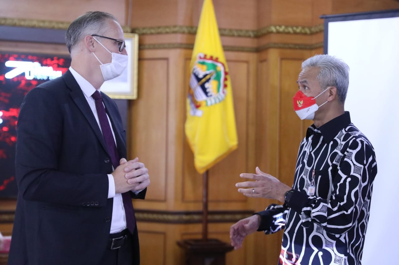 GubernurJawa Tengah Ganjar Pranowo (kanan) dan Dubes Denmark untuk RI, Mr Lars Bo Larsen  