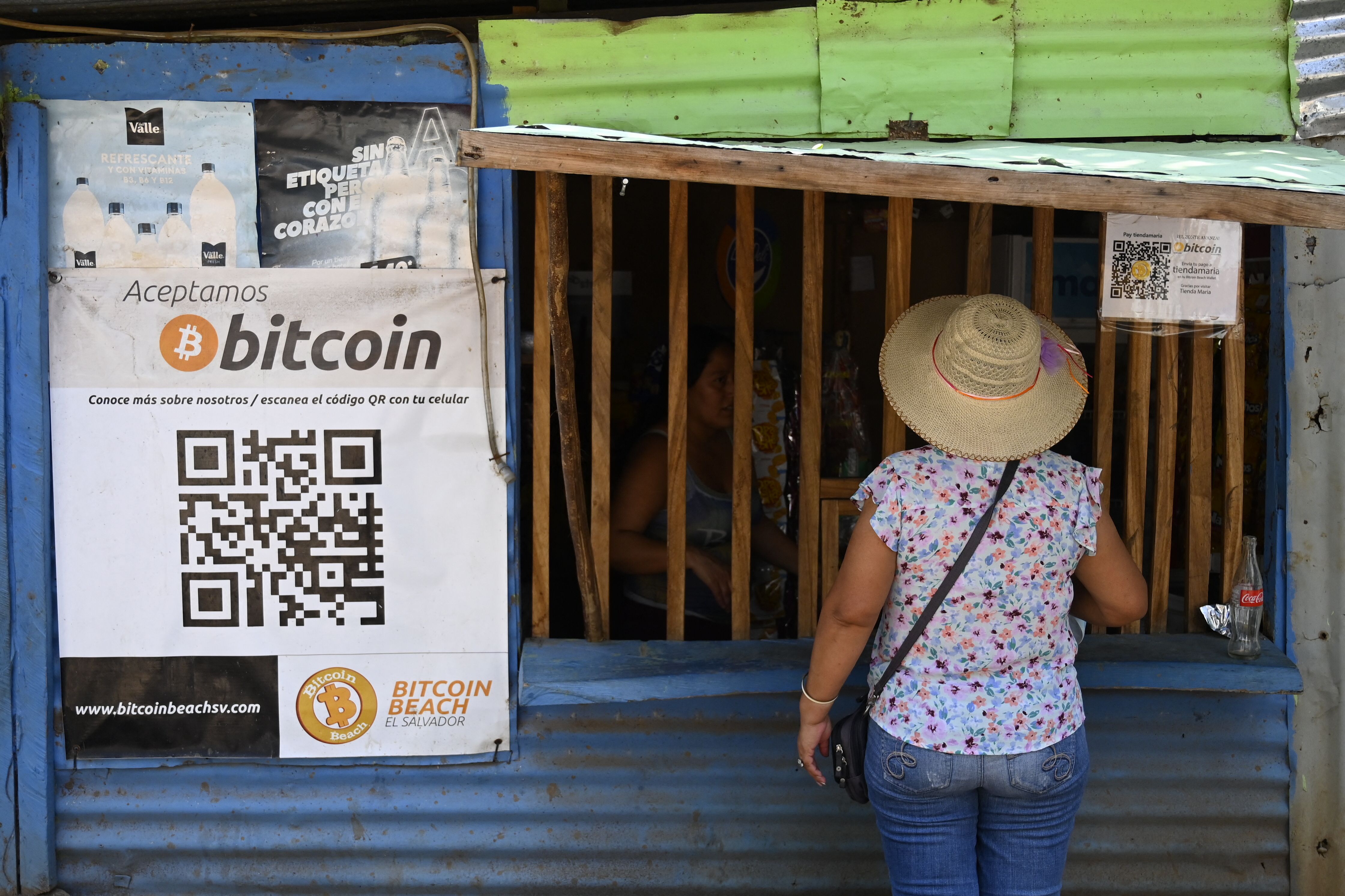 Seorang warga bertransaksi di toko yang menerima bitcoin di El Zonte, La Libertad, El Salvador.