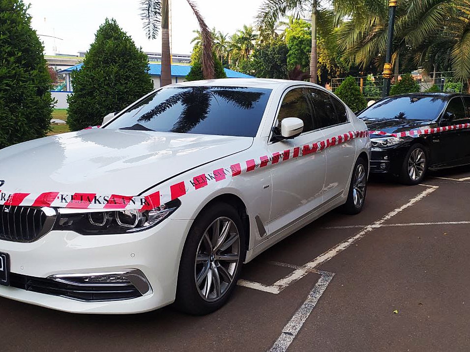 Dua sedan BMW tipe 520i disita penyidik Kejagung terkait dugaan korupsi dan tindak pidana pencucian uang kasus ASABRI. 