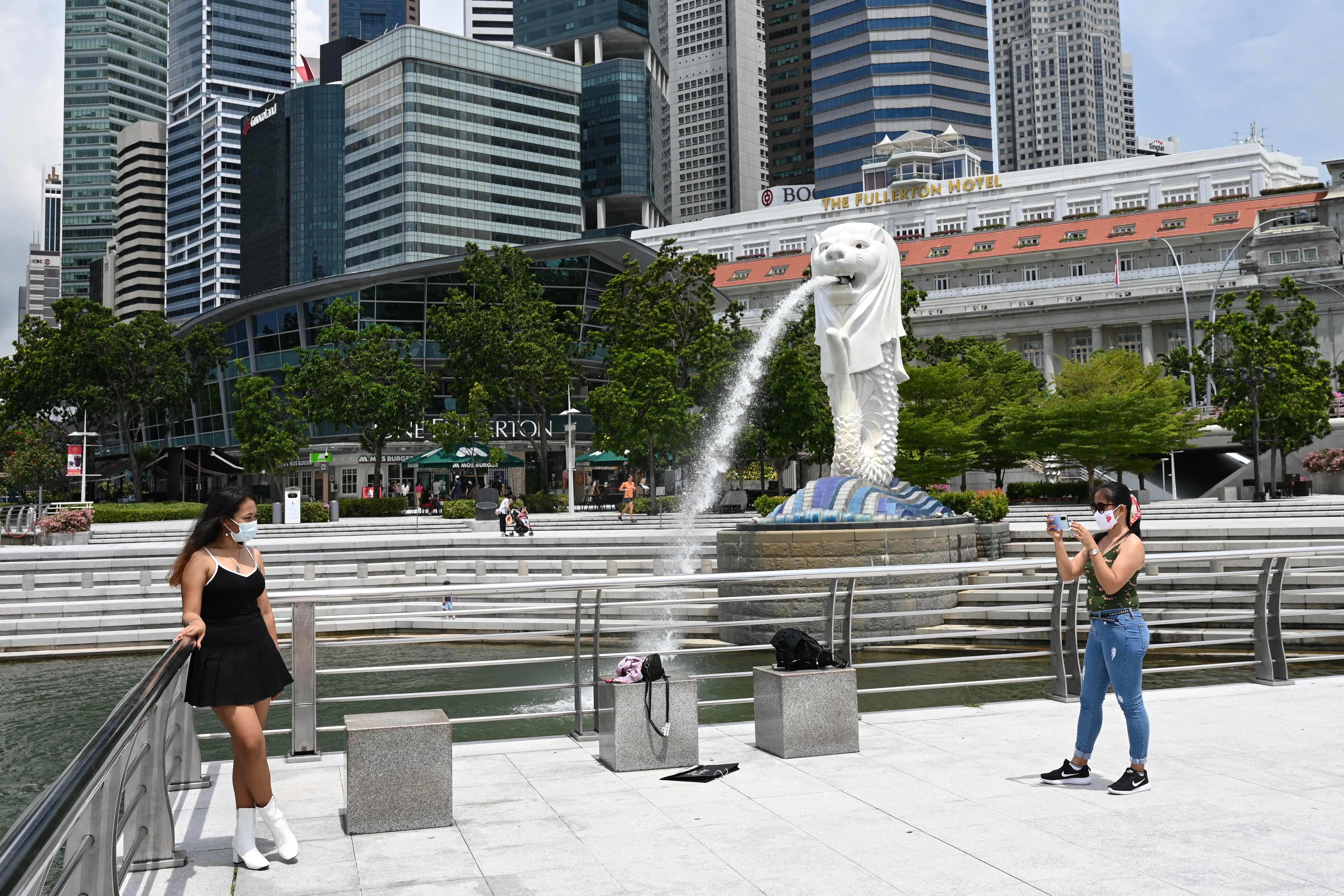 Suasana pandemi covid-19 di sekitar patung merlion, Singapura.