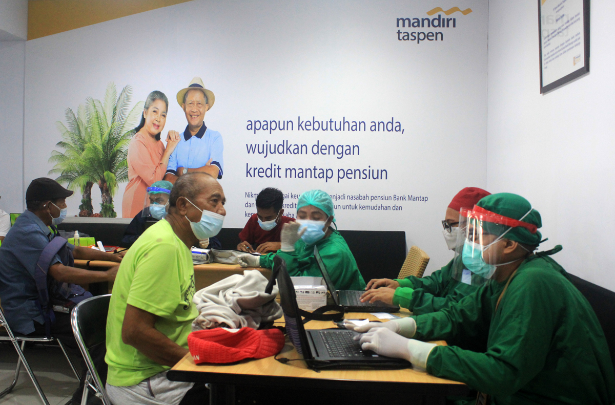 Bank Mandiri Taspen (Mantap) Cabang Kupang, NTT bekerja sama dengan PT Asabri menggelar vaksinasi covid-19 untuk nasabah.