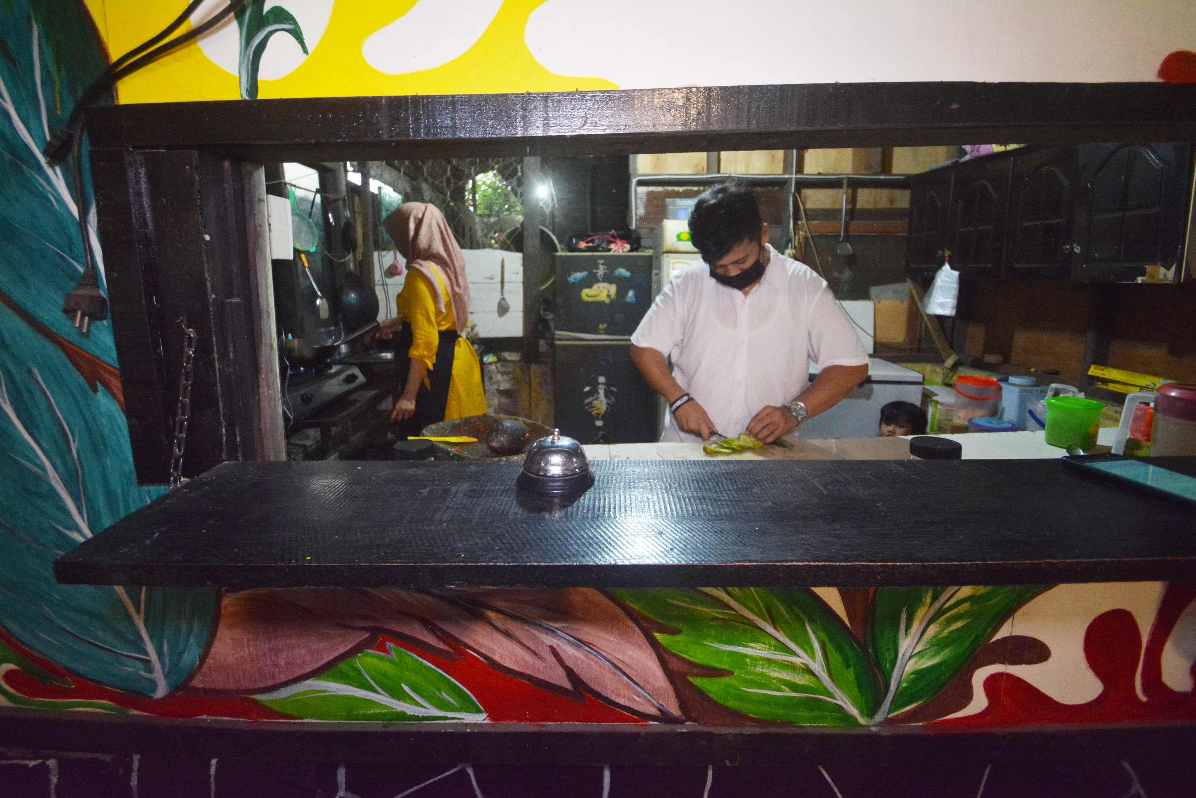 Pelaku usaha kuliner, Adityo Nugraha (25), memasak makanan pesanan konsumen, di kafenya di Padang, Sumatera Barat, Selasa (25/5).