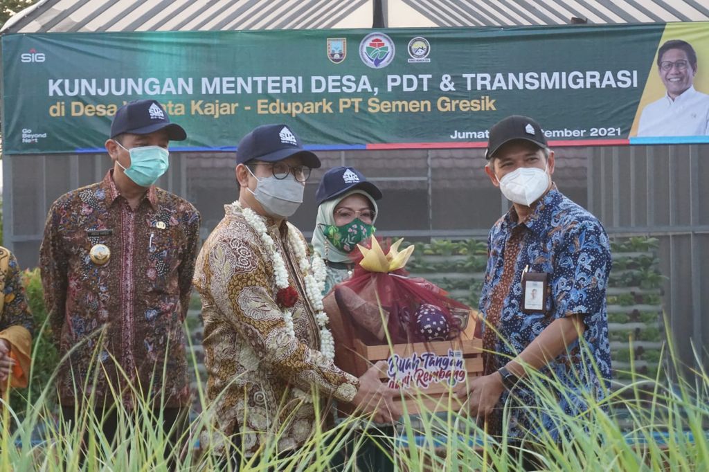 Menteri Abdul Halim Iskandar mengunjungi sejumlah BUM-Desa di Rembang, Jawa Tengah