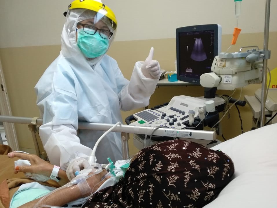 Dr Lusi Nursilawati Syamsi, Sp.P tengah merawat pasien dalam penelitiannya.