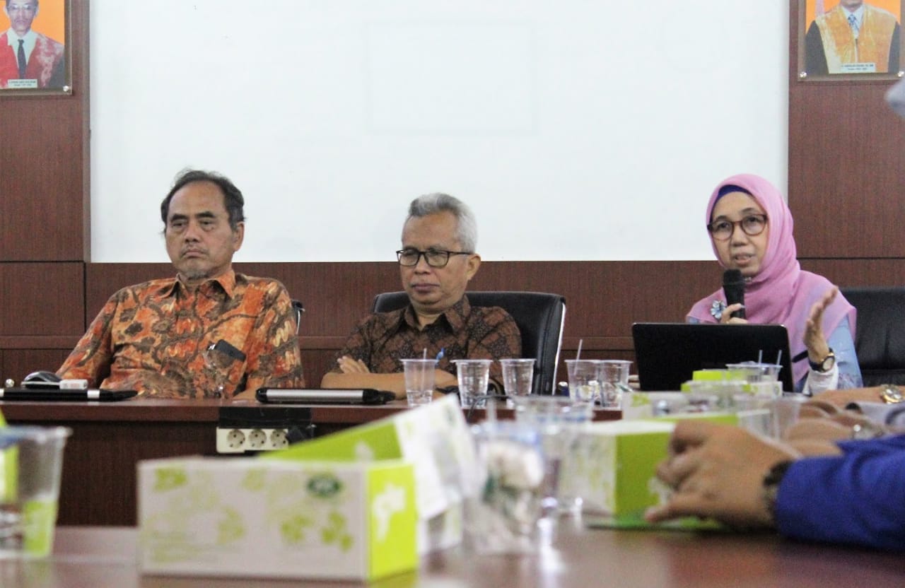 Guru Besar Universitas Muhammadiyah Jakarta (UMJ), Prof. Suhendar Sulaeman (kiri) dalam sebuah diskusi.