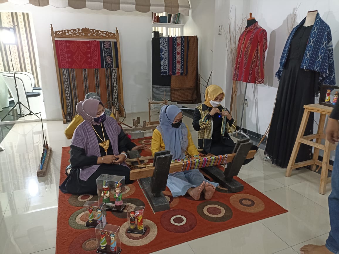 Elemwe tengah mengembangkan kreativitasnya dengan membentuk komunitas tenun Jakarta.