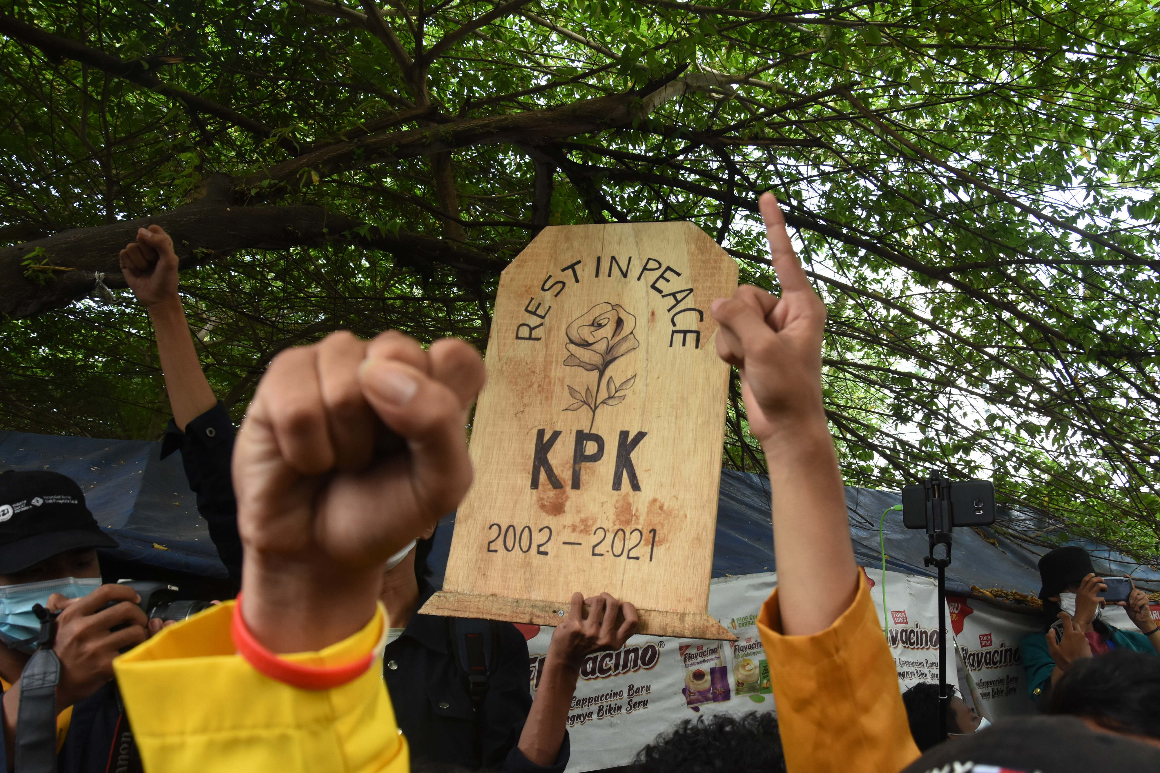 Mahasiswa yang tergabung dalam Aliansi BEM Seluruh Indonesia (BEM SI)  menuntut pembatalan pemecatan 56 pegawai KPK.