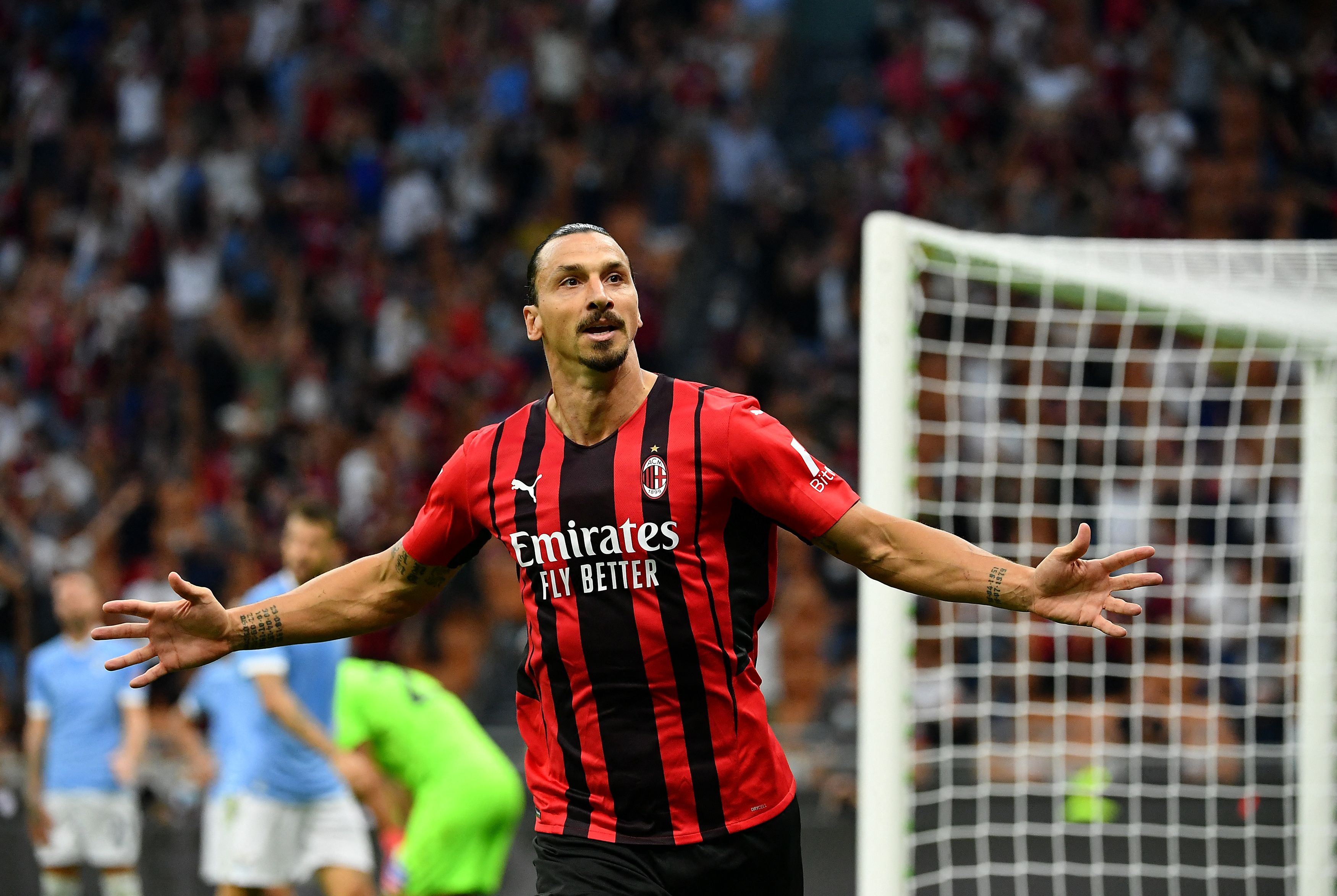 Penyerang AC Milan Zlatan Ibrahimovic melakukan selebrasi usai mencetak gol ke gawang Lazio di laga Serie A.