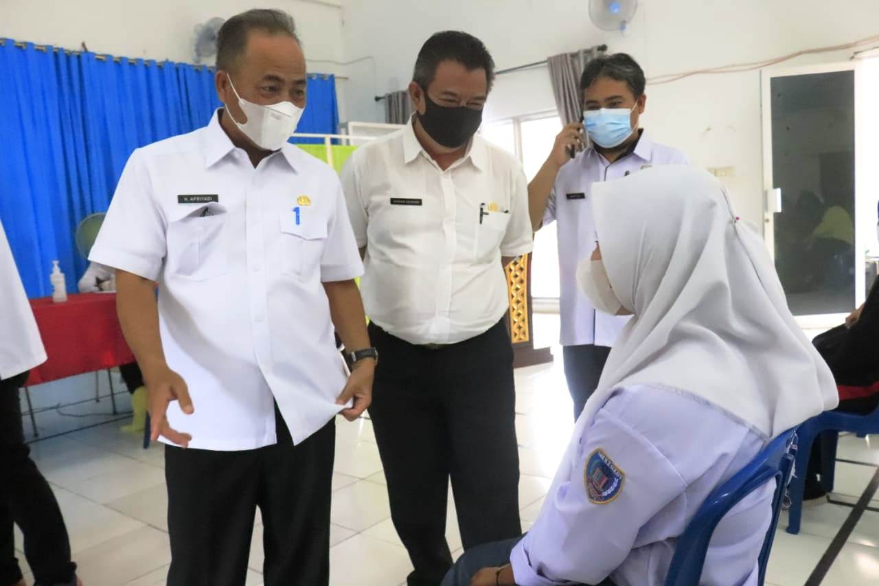 Sekretaris Daerah Kabupaten Muba Apriyadi  meninjau langsung pelaksanaan suntik vaksin yang dikhususkan untuk pelajar jenjang SMA, SMK/MA se