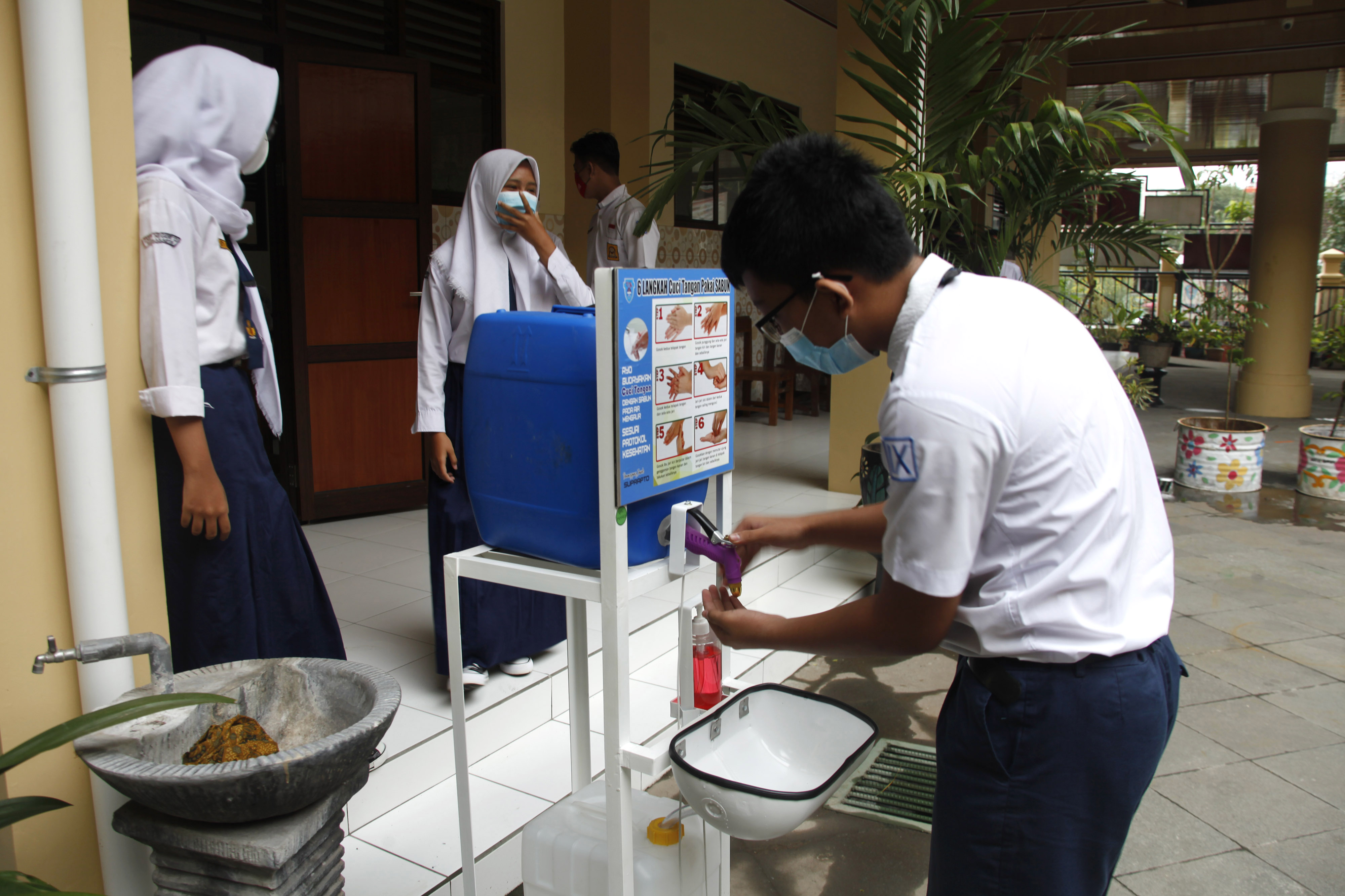 Protokol kesehatan, seperti menyiapkan tempat cuci tangan dengan sabun bagi sekolah yang akan gelar PTM terbatas.