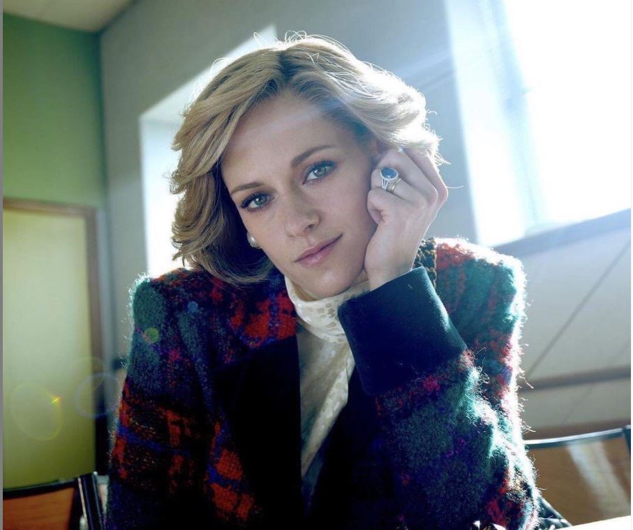 Penampilan Krsiten Stewart saat berperan sebagai Putri Diana di film Spencer.