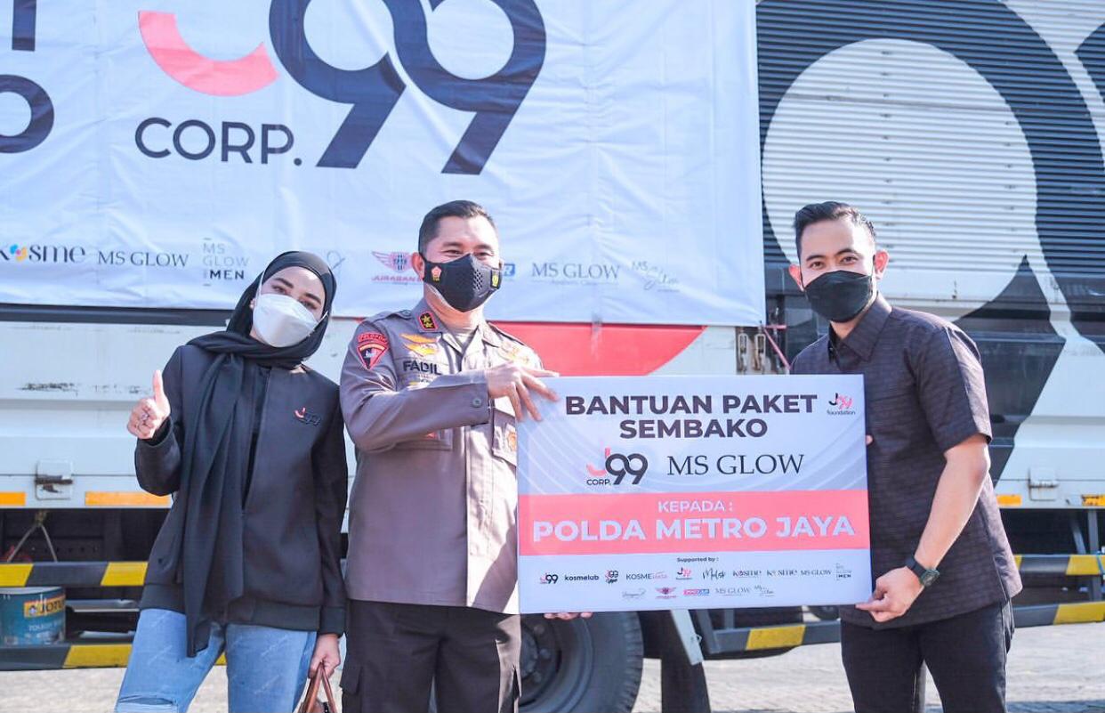 Peduli Pandemi, J99 Corp Gandeng Polda Metro Jaya Bagikan Sembako 