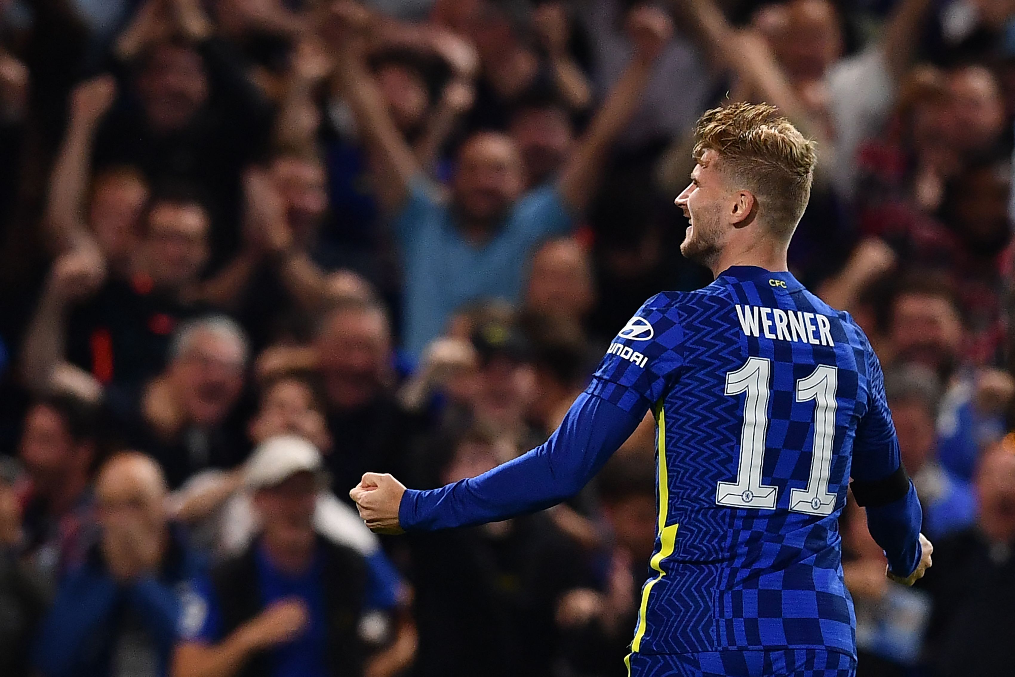 Penyerang Chelsea Timo Werner melakukan selebrasi usai mencetak gol ke gawang Aston Villa di laga Piala Liga.