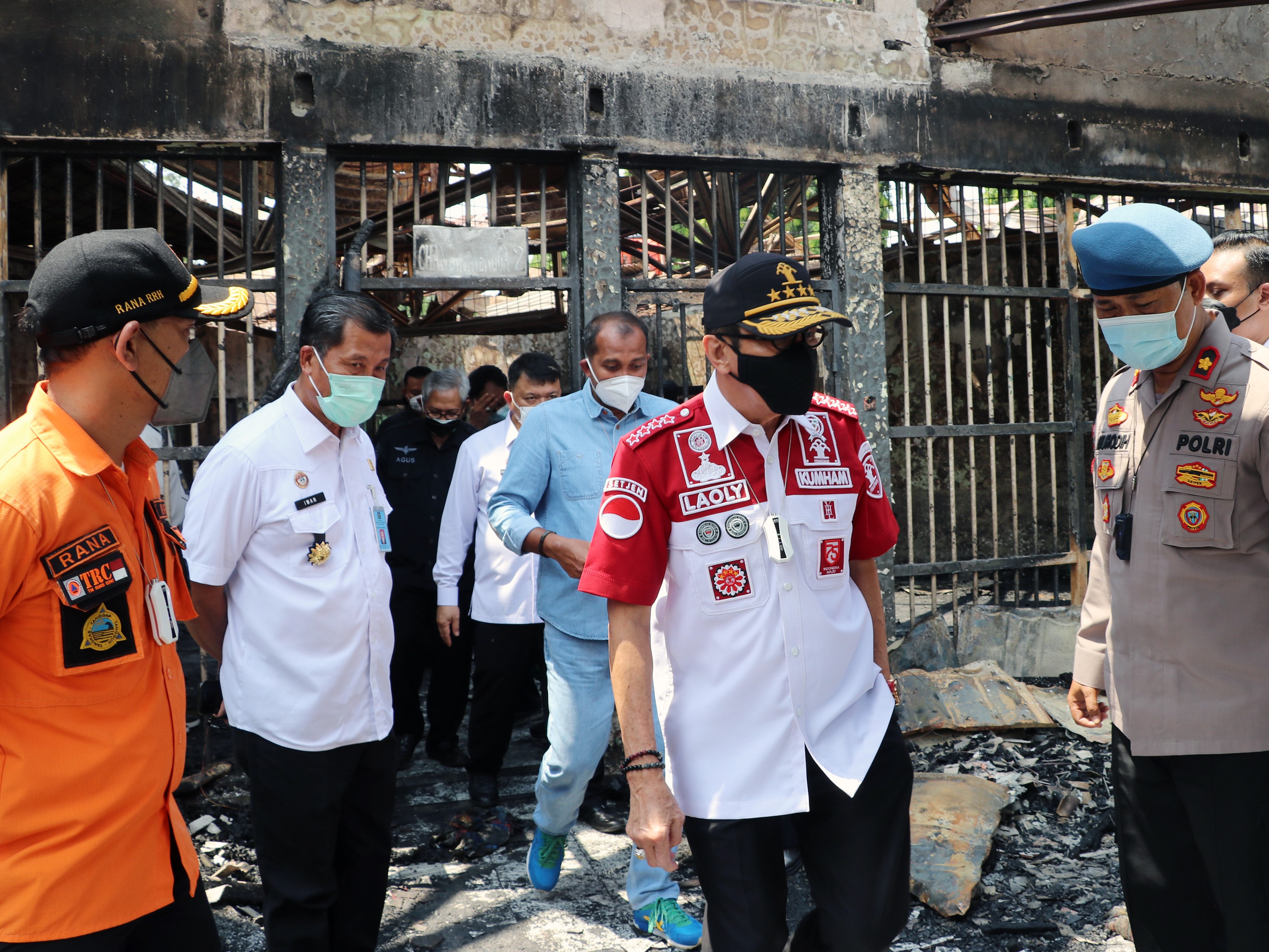 Menkum dan HAM Yasonna Laoly (tengah) meninjau Blok C 2 tempat kebakaran di LP Kelas 1 A Tangerang, Rabu (8/9).