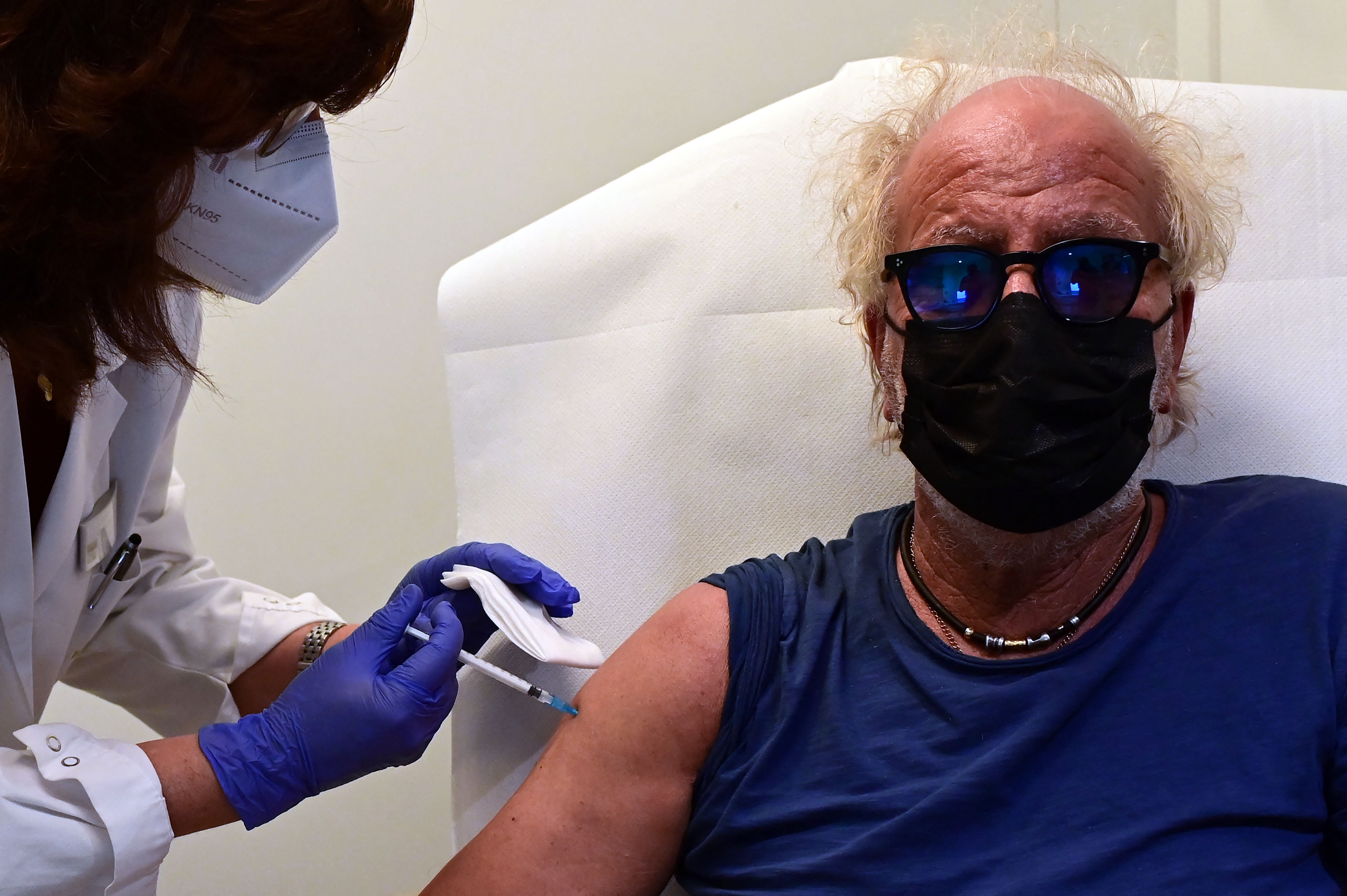 Seorang warga menerima vaksin covid-19 di Milan, Italia.