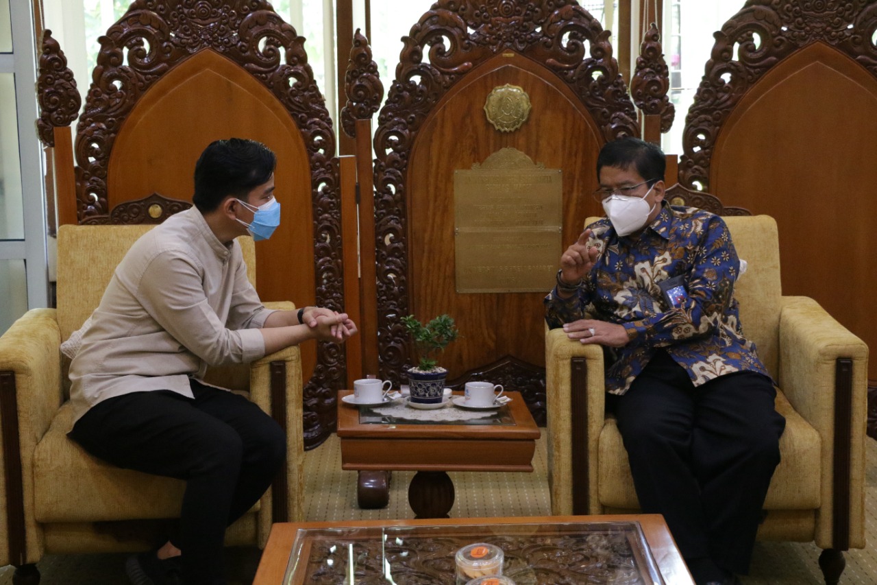 Rektor UNS Jamal Wiwoho dan Wali Kota Surakarta Gibran Rakabuming Raka.