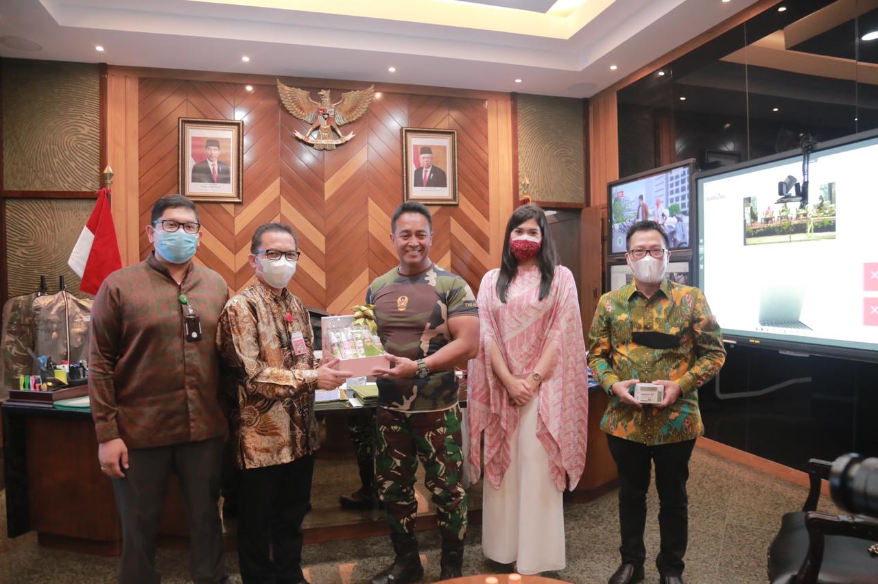 Kasad Jenderal TNI Andika Perkasa menerima bantuan dari jajaran direksi PT Mustika Ratu Tbk di Jakarta, beberapa waktu lalu.