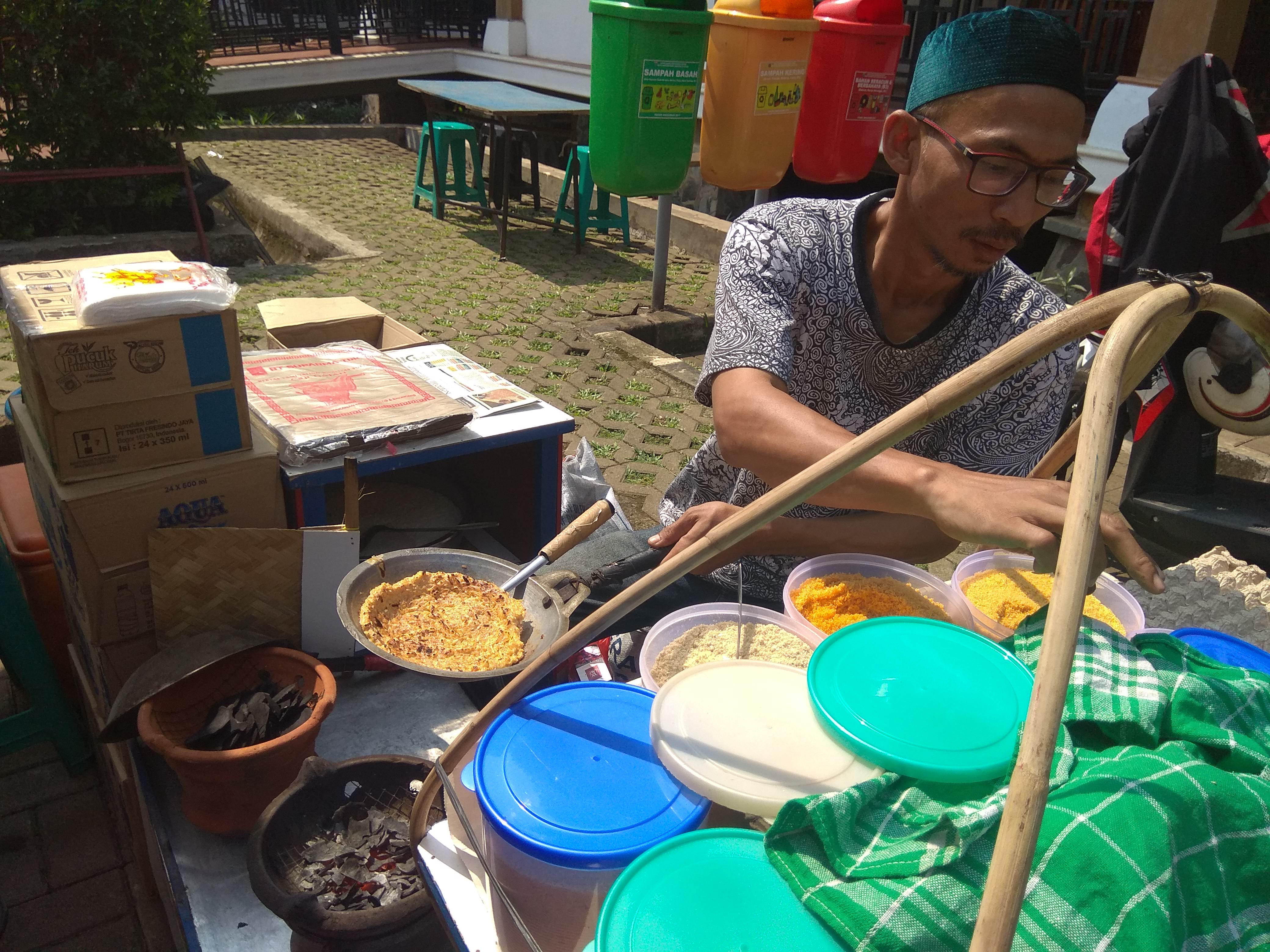 Salah satu budaya betawi, kerak telor