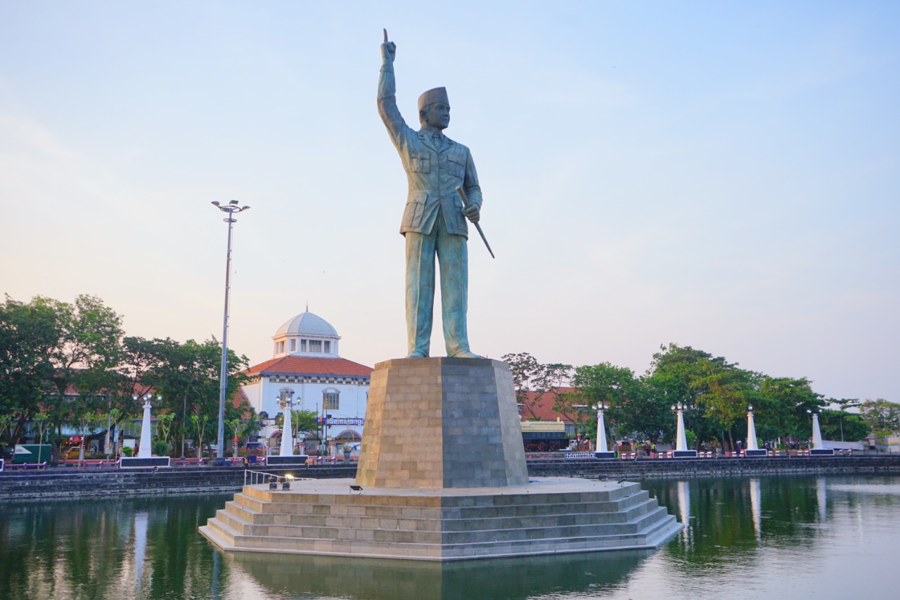 Patung Soekarno yang berada di Stasiun Semarang Tawang
