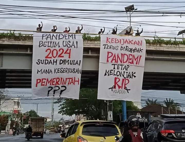  Pemasangan spanduk protes penanganan covid 19 di Banjarmasin, Kalsel, beberapa waktu lalu.