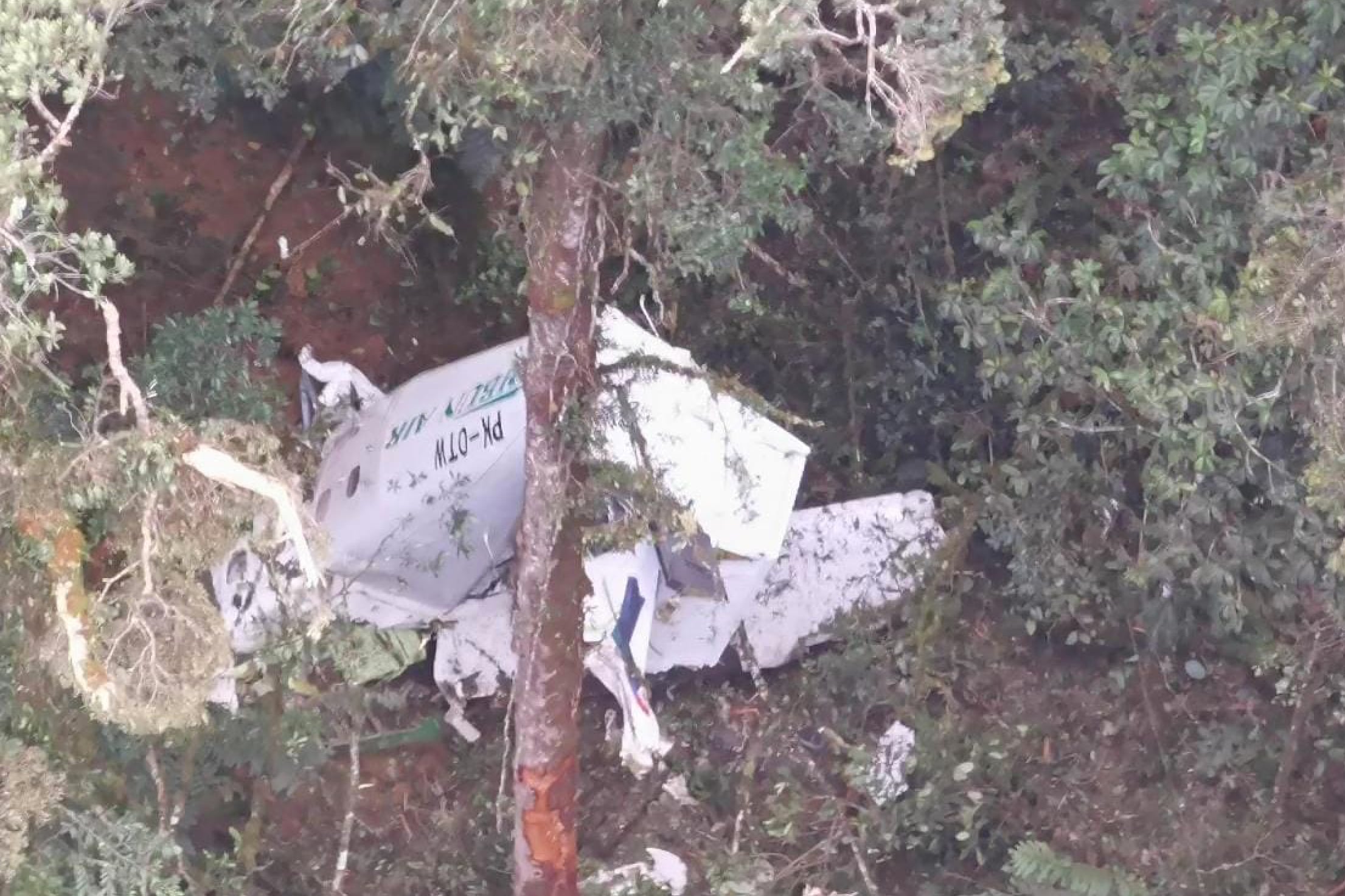 Puing pesawat kargo Rimbun Air Cargo seri Twin Otter 300 PK-OTW terlihat di Intan Jaya, Papua, Rabu (15/9/2021)