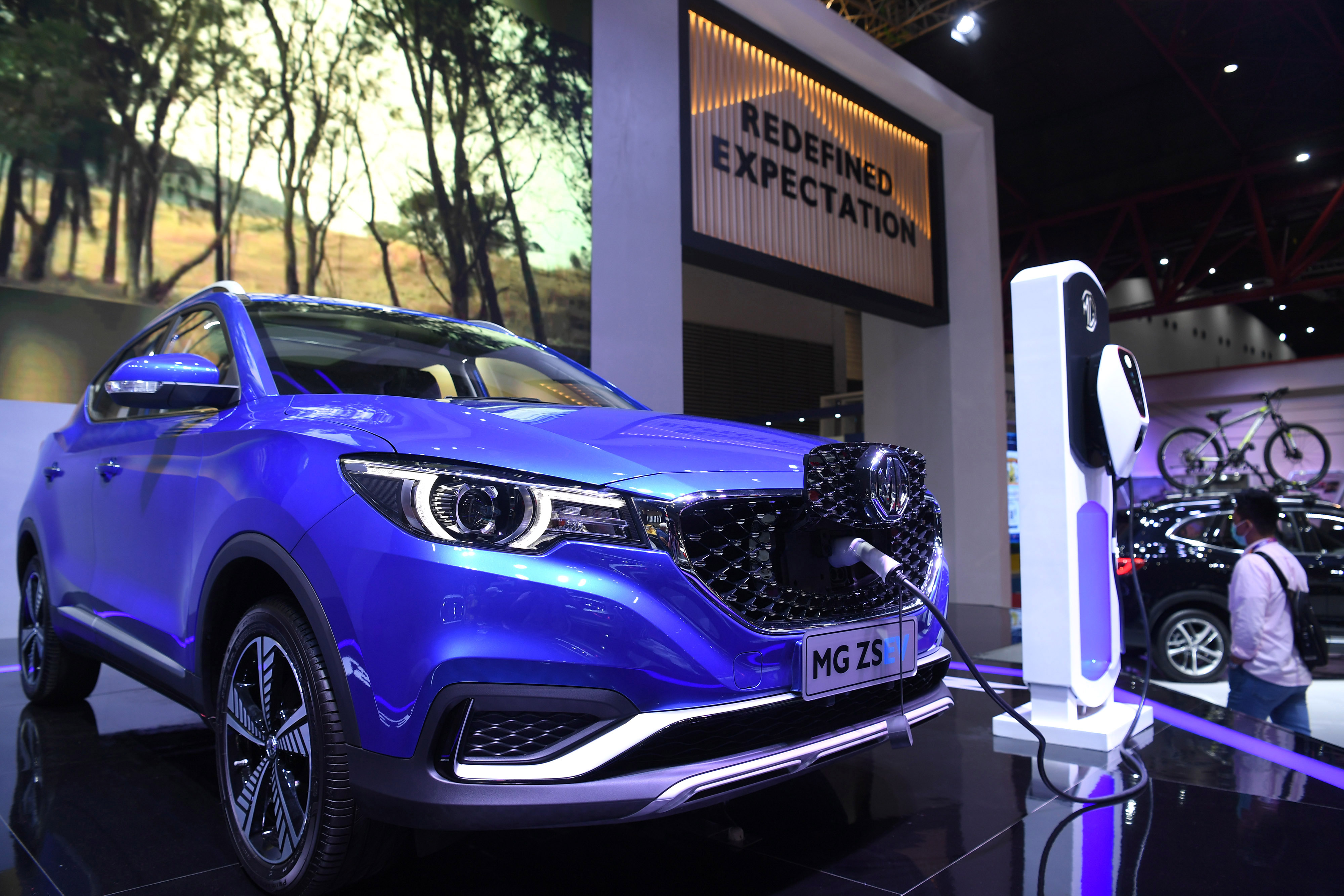 Pengunjung mengamati mobil listrik MG ZS EV yang dipamerkan dalam IIMS Hybrid 2021 di Jakarta.