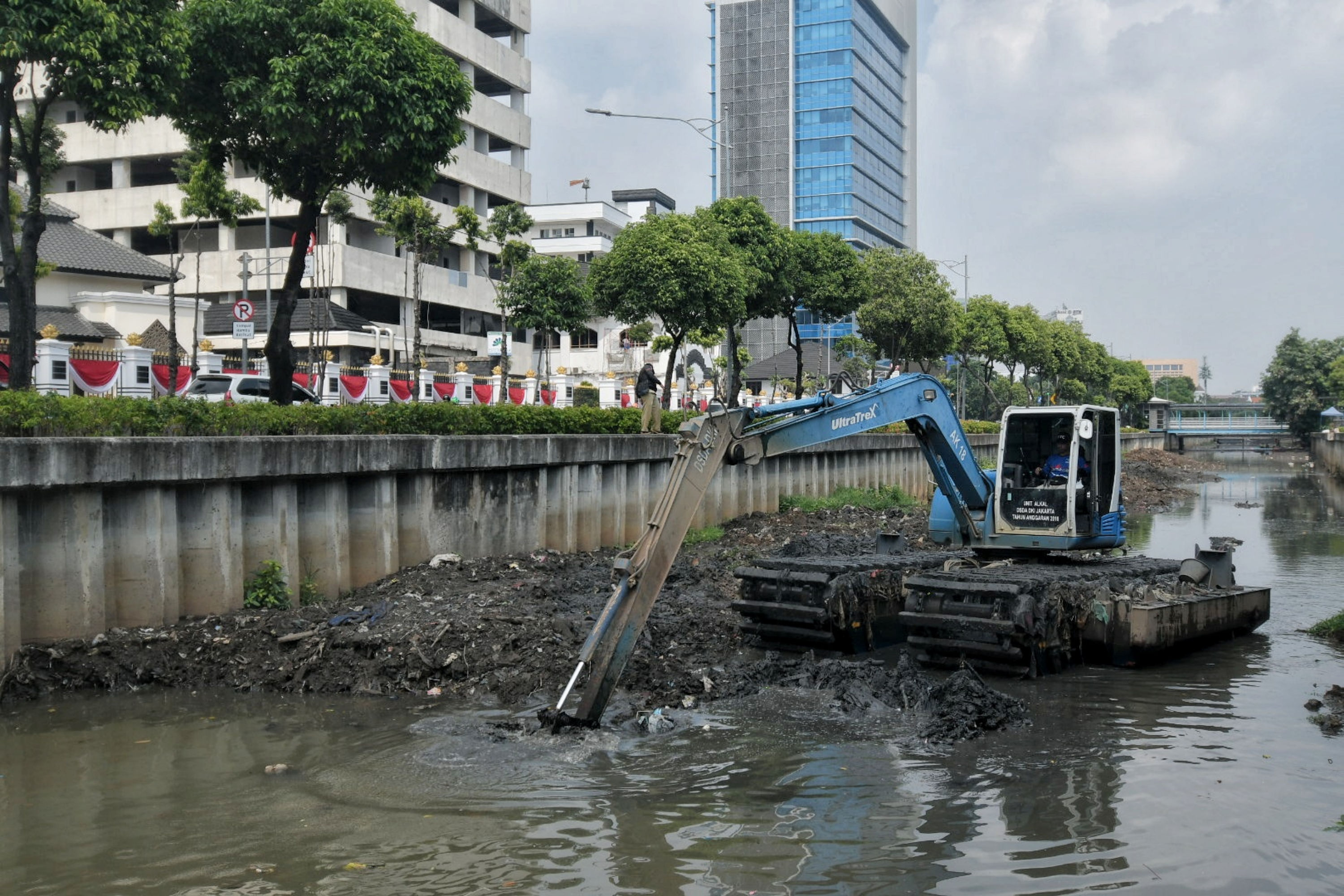 Alat berat mengeruk kali Veteran, Gambir, Jakarta Pusat untuk mengantisipasi banjir