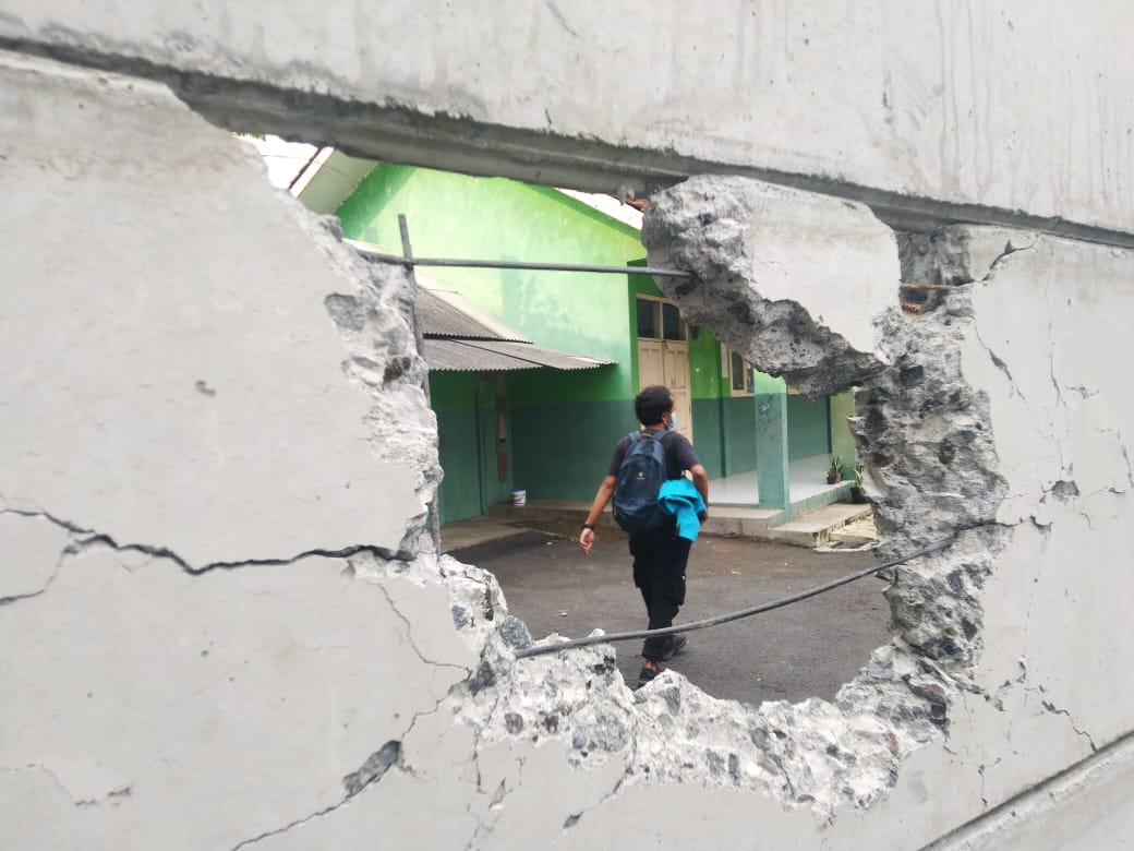 Massa Rusak Tembok Penghalang Jalan Masuk Ke Sekolah 