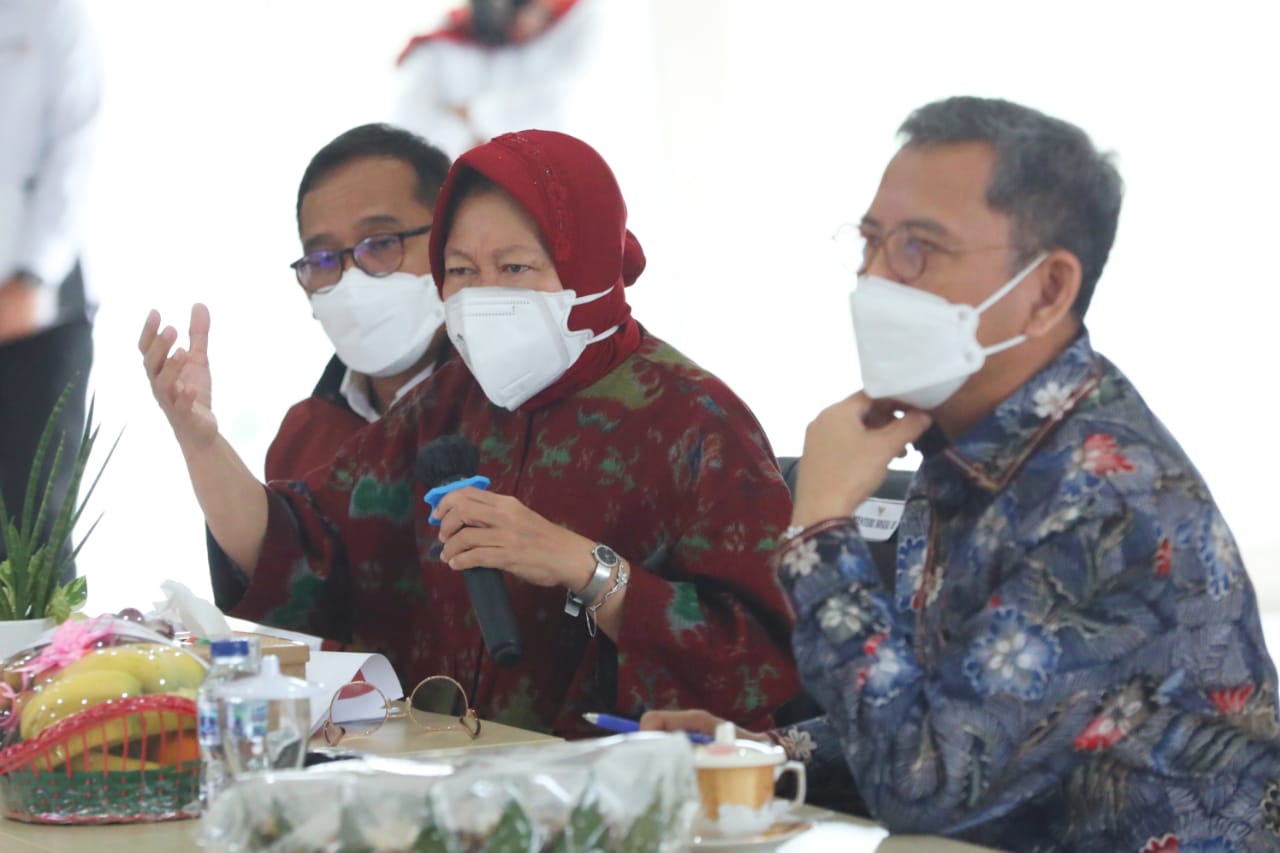 Mensos Tri Rismaharini (tengah) saat memberi penjelasan di Kalimantan Selatan.