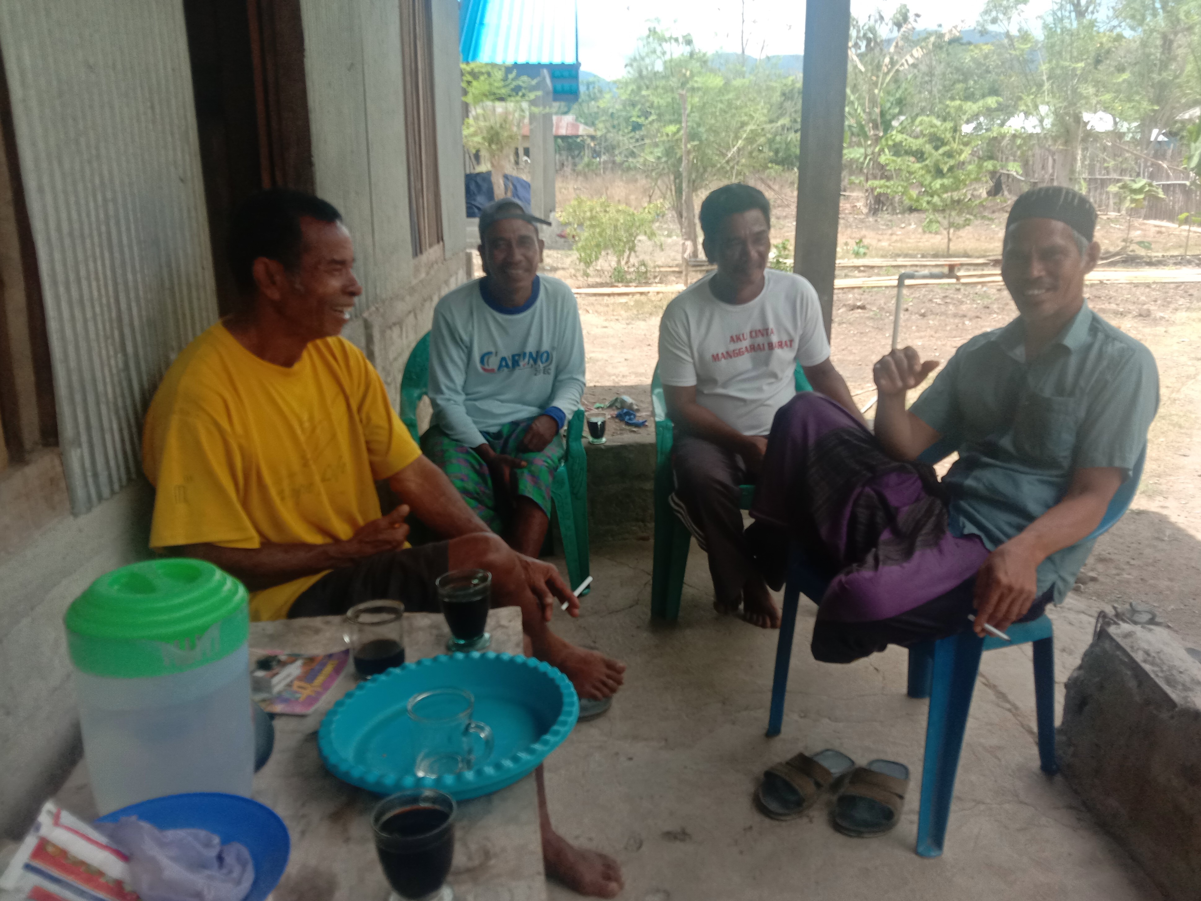 Fransiskus Panis berbaju kuning didampingi Yasin dan tokoh masyarakat Desa Golo Mori, Senin (6/9).