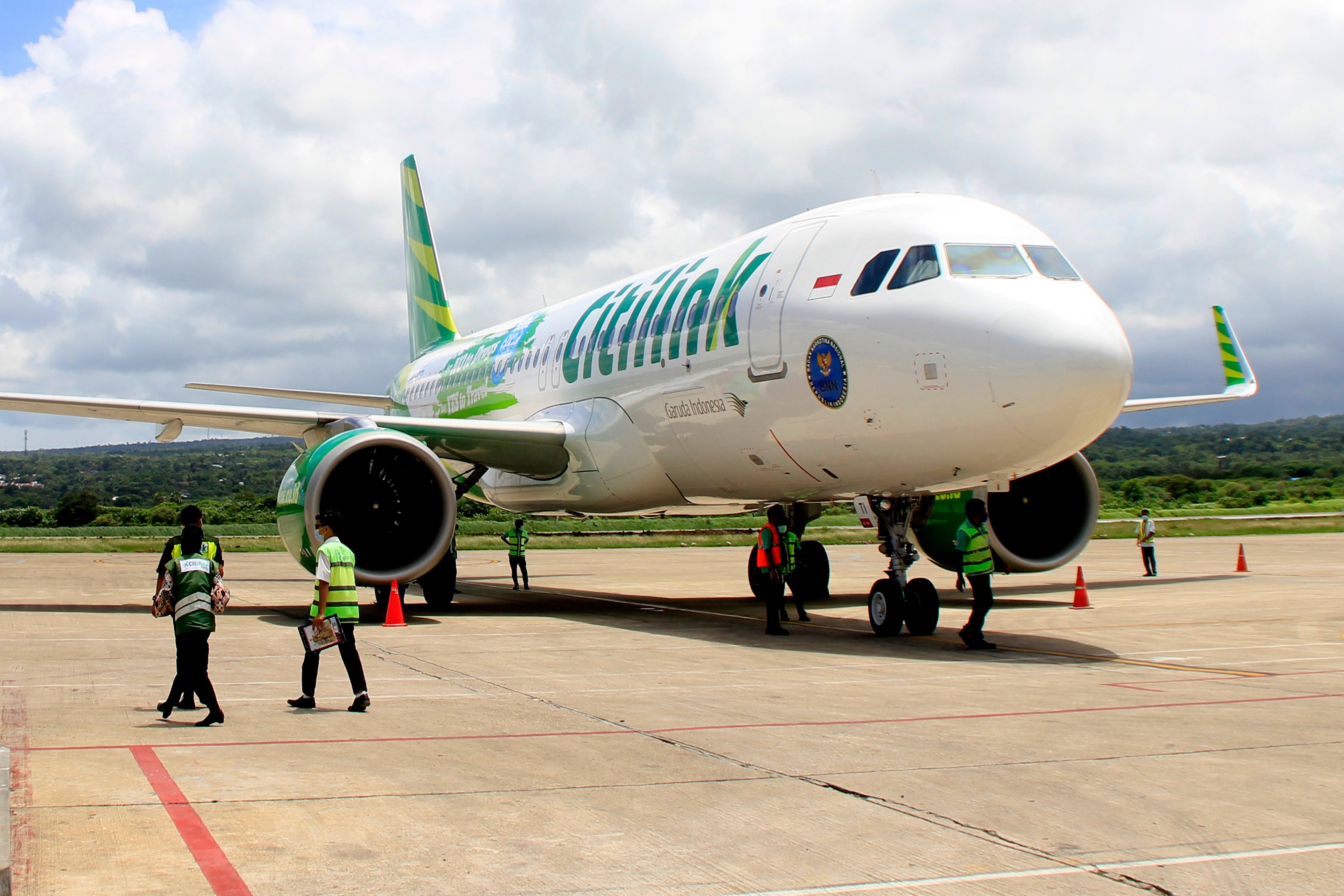 Pesawat Citilink yang mengangkut WNI dari Timor Leste tiba di Bandara El Tari Kupang, Kota Kupang, NTT.