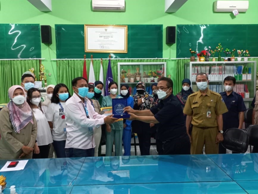 Sentra vaksinasi mini diadakan di RPTRA, sekolah, kantor kelurahan, kantor RW, hingga rumah tokoh masyarakat setempat.